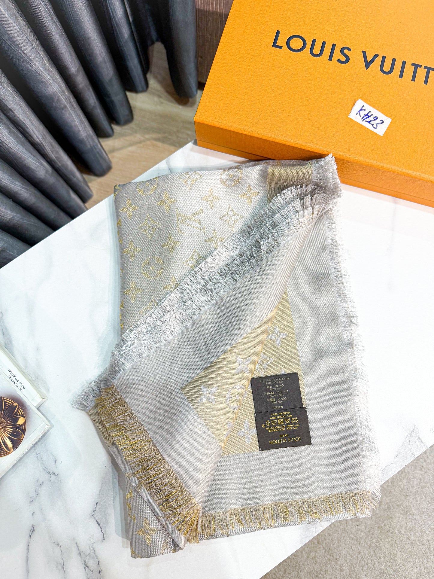 Khăn LV Ánh Kim Ghi Vàng KH23 4/11