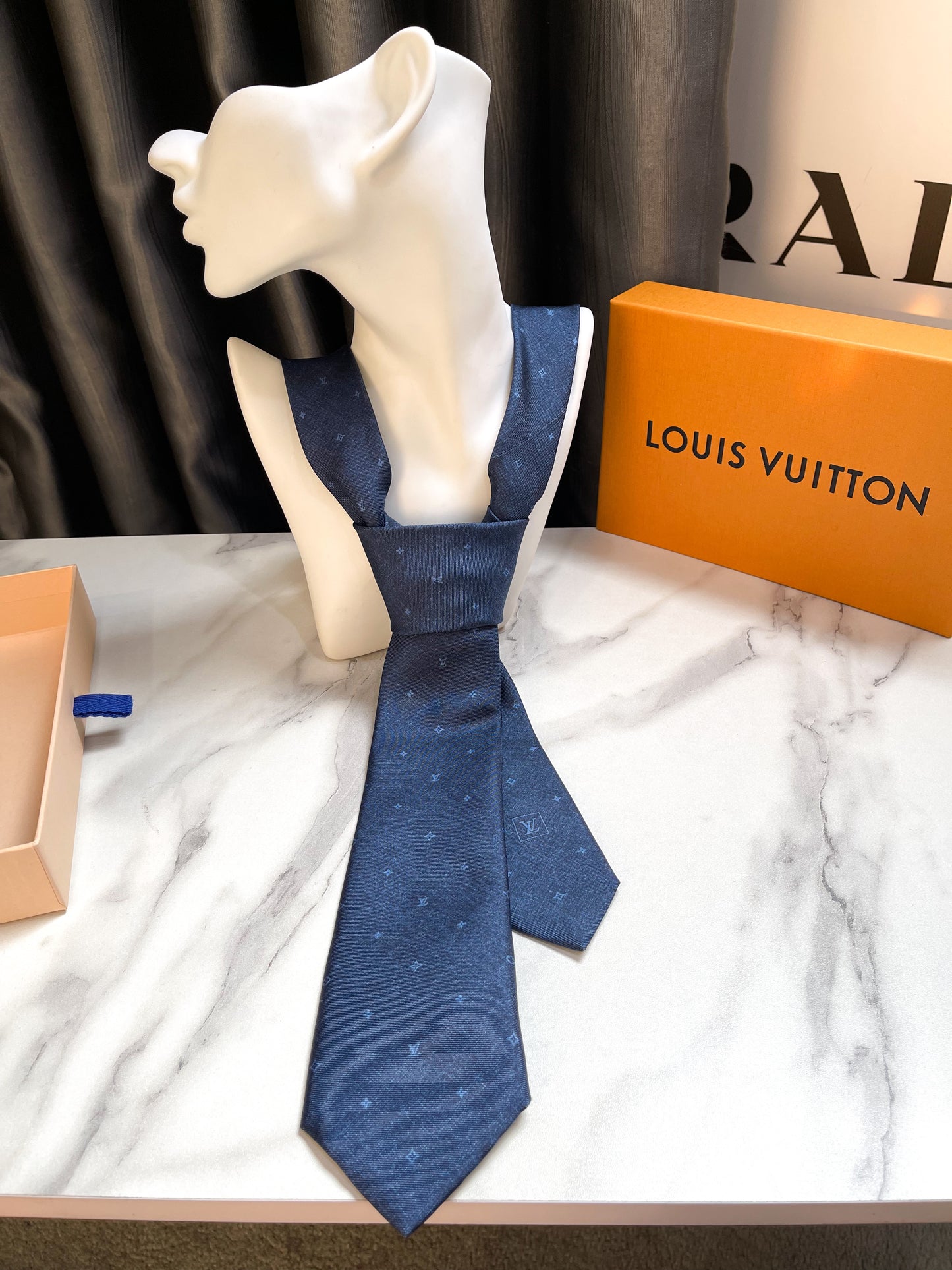 LV Tie