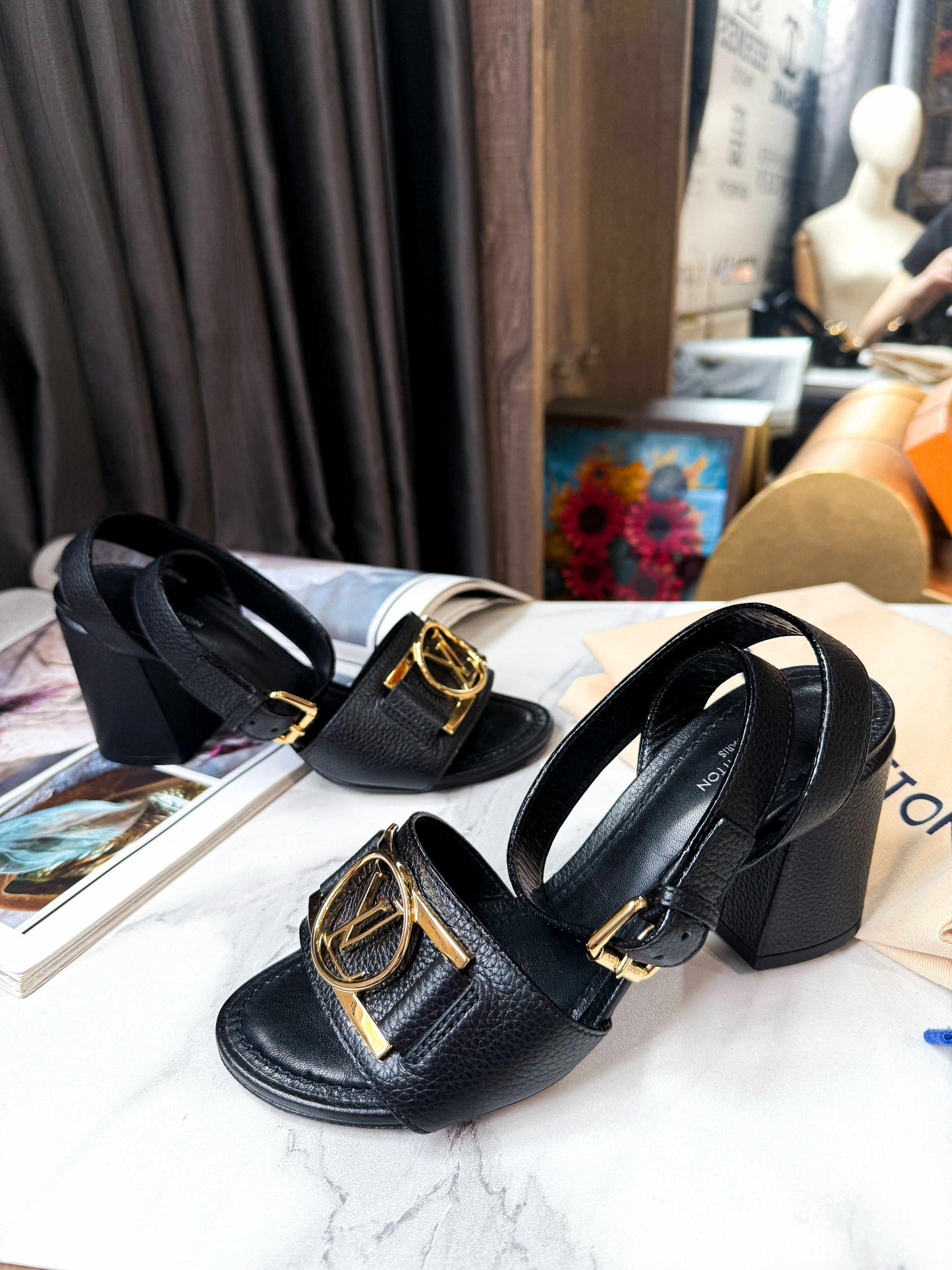 Sandal LV Da Bê Đen 35.5