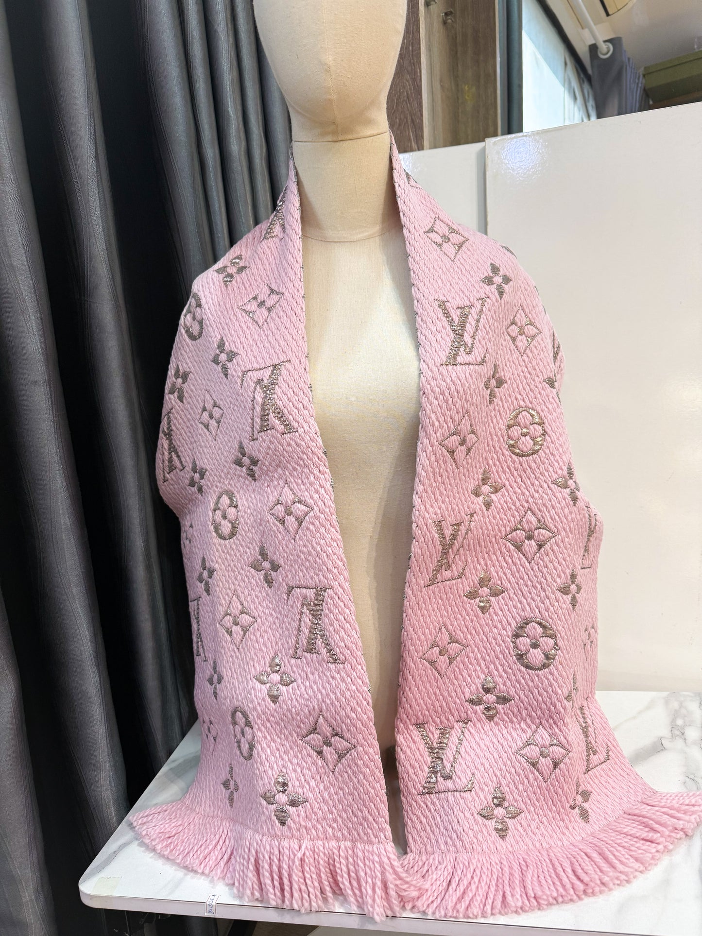 Khăn LV Len Hồng Ánh Kim