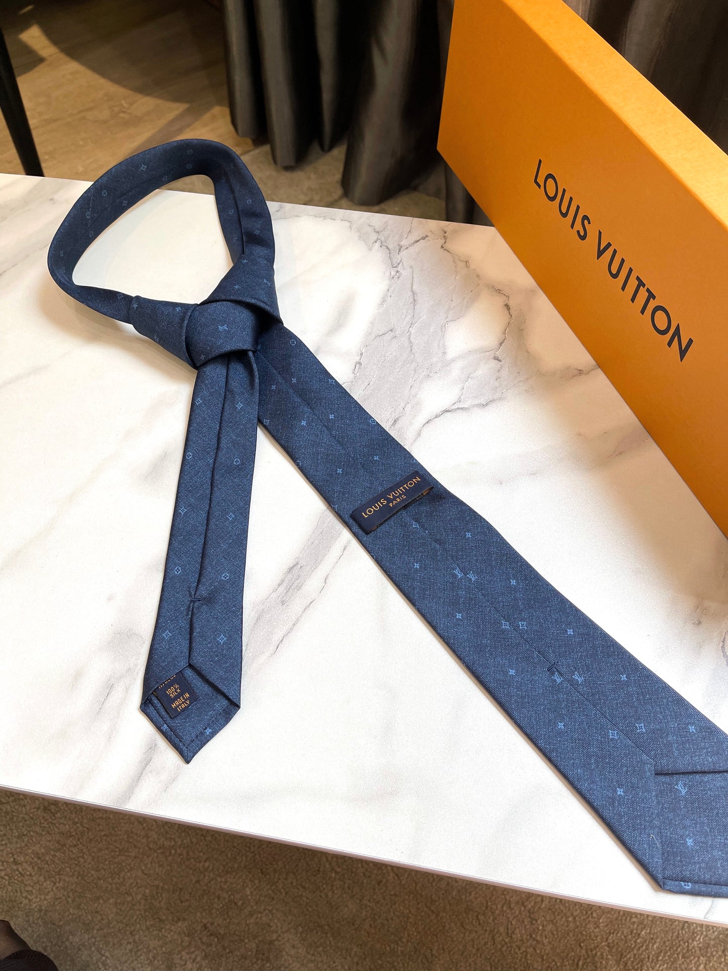 LV Cà Vạt Xanh Logo