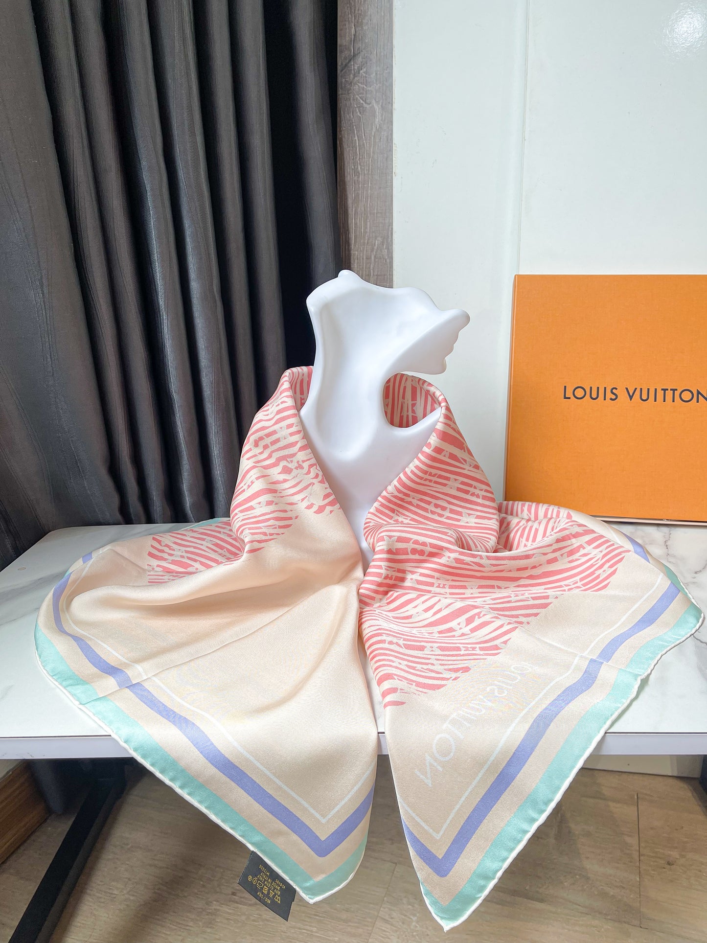 Khăn LV Lụa Khổ 90x90
