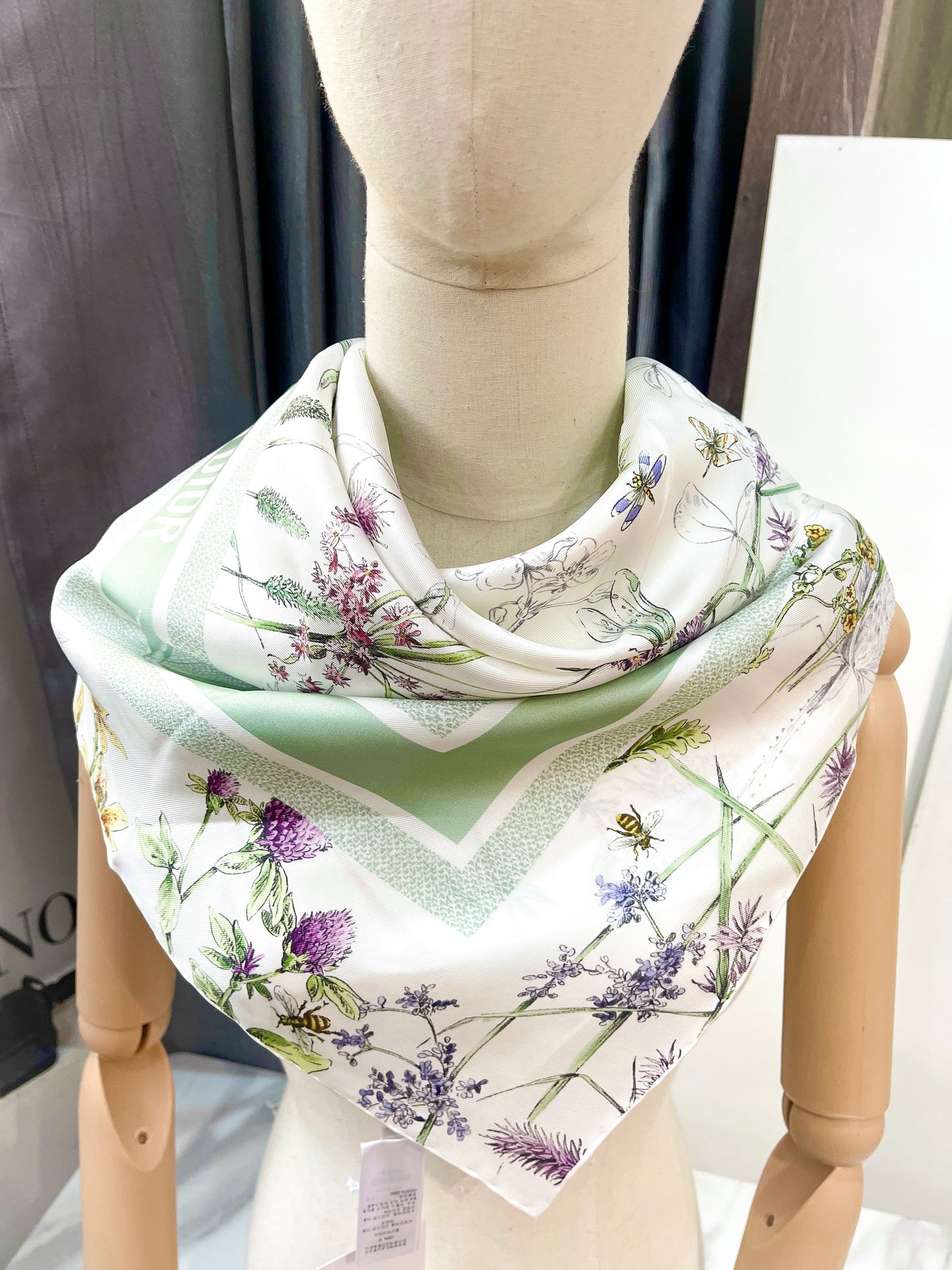 Khăn Dior Lụa New Tag