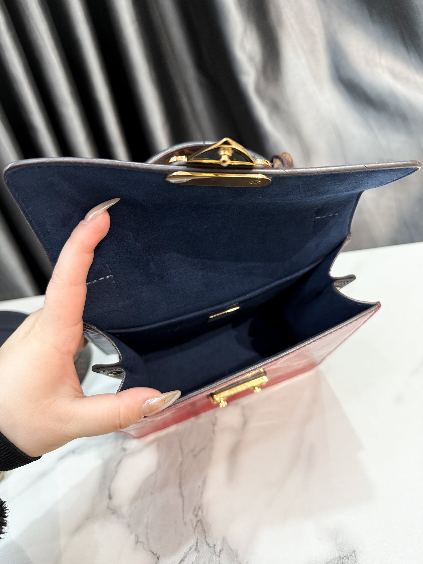 LV Vernis Đỏ Phối Mono