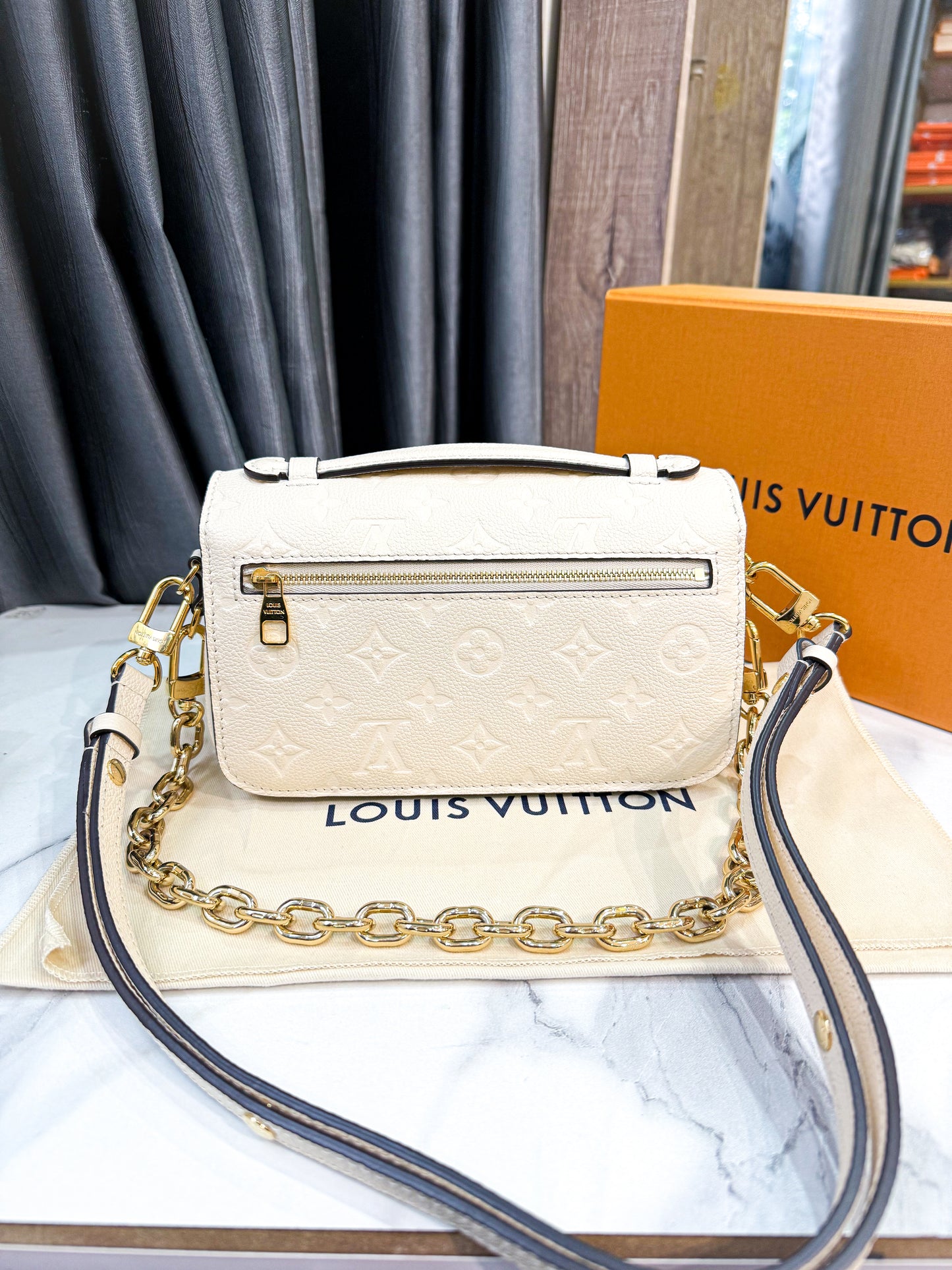 A A LV Metis East West