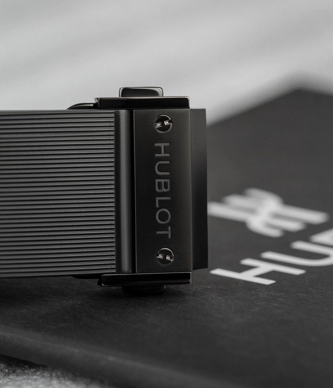 Đồng Hồ Hublot Classic 42mm Black Magic Ceramic