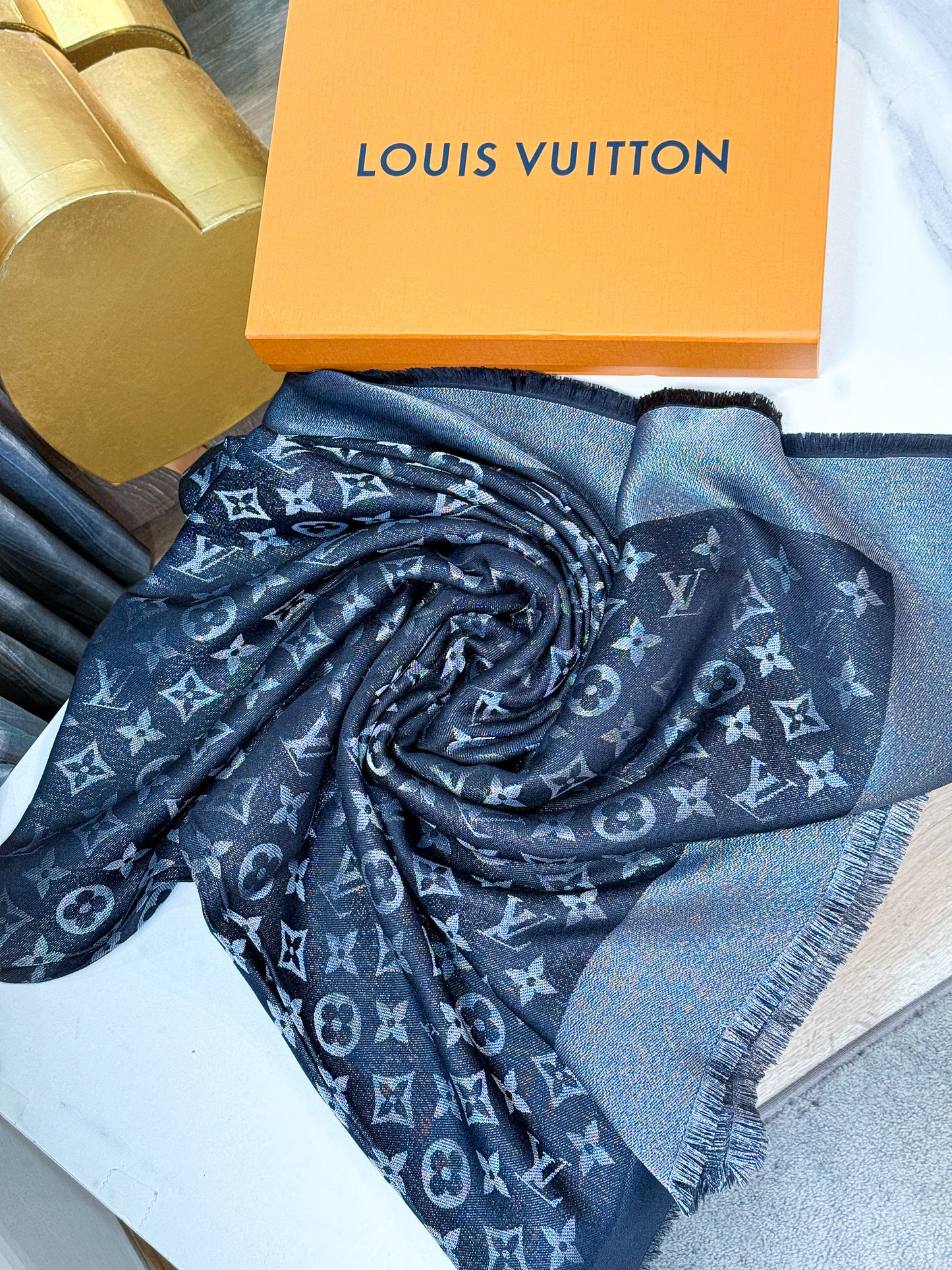 Khăn LV Ánh Kim Đen Ghi 23/2