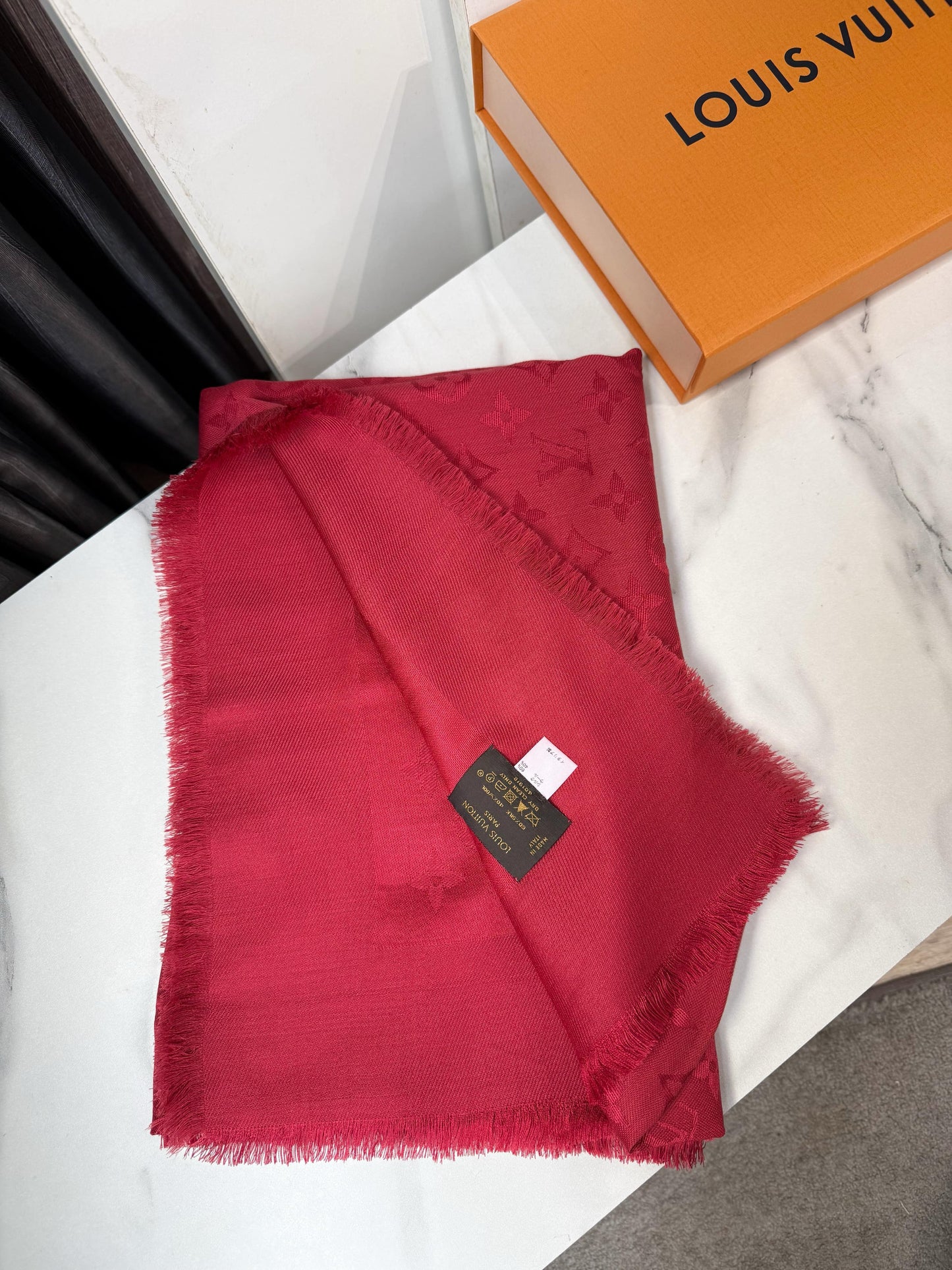 Khăn LV Màu Táo Đỏ
