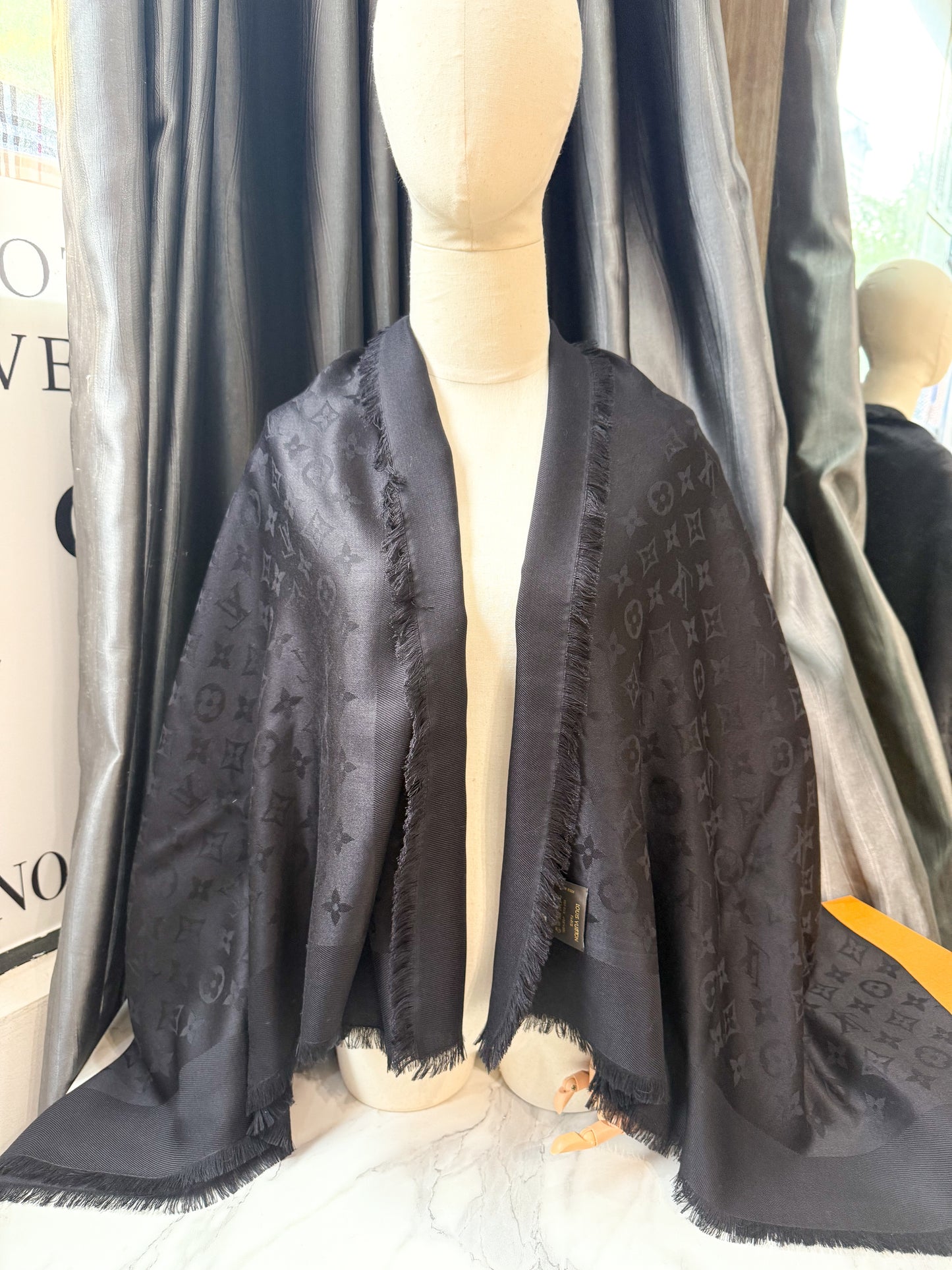 Khăn LV Đen Khổ 140x140