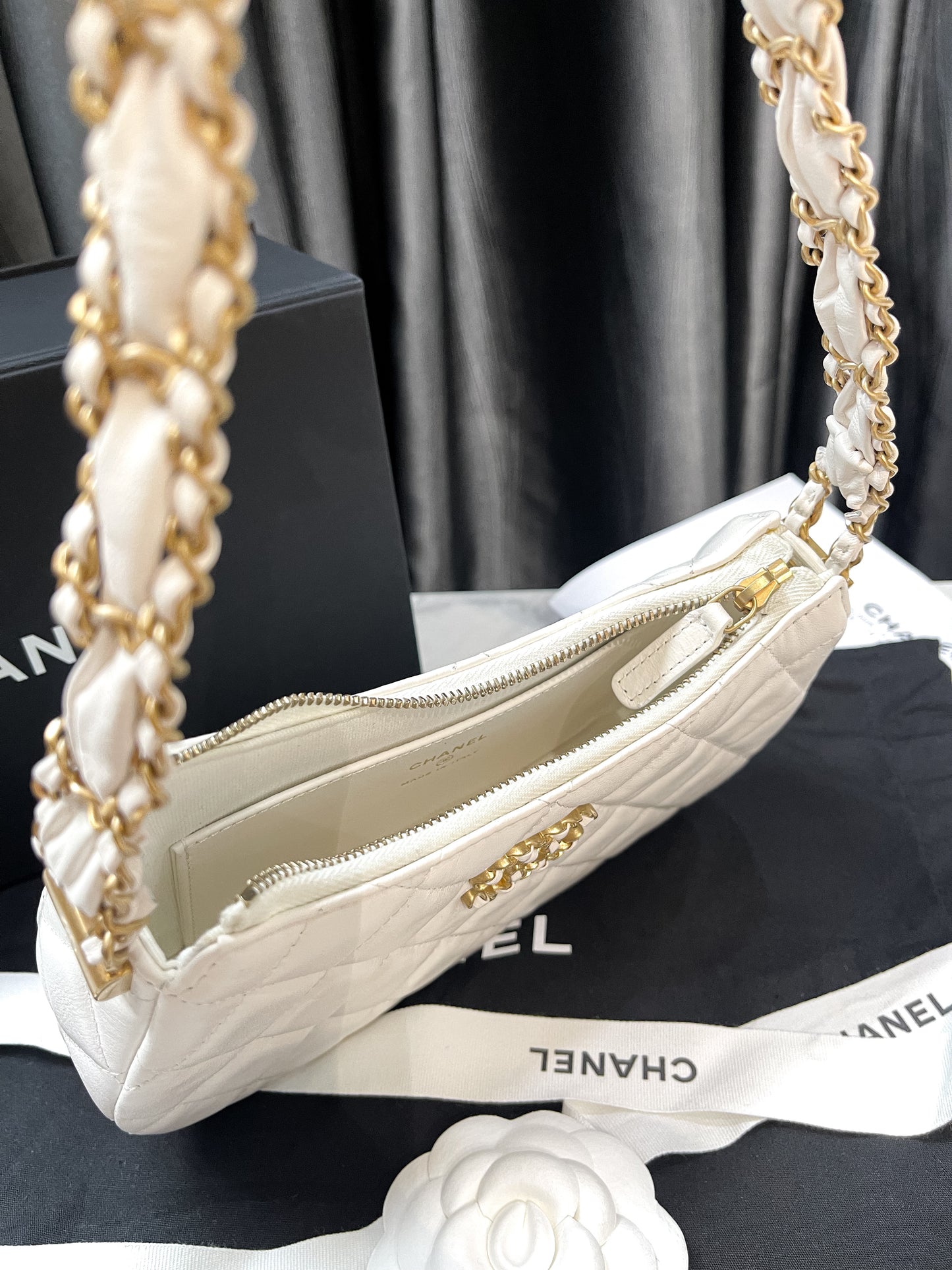 Chanel Kẹp Nách Trắng New