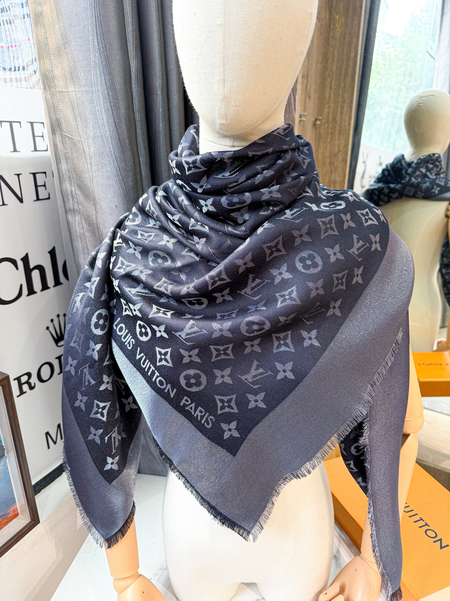 Khăn LV Ánh Kim Đen Ghi 23/2