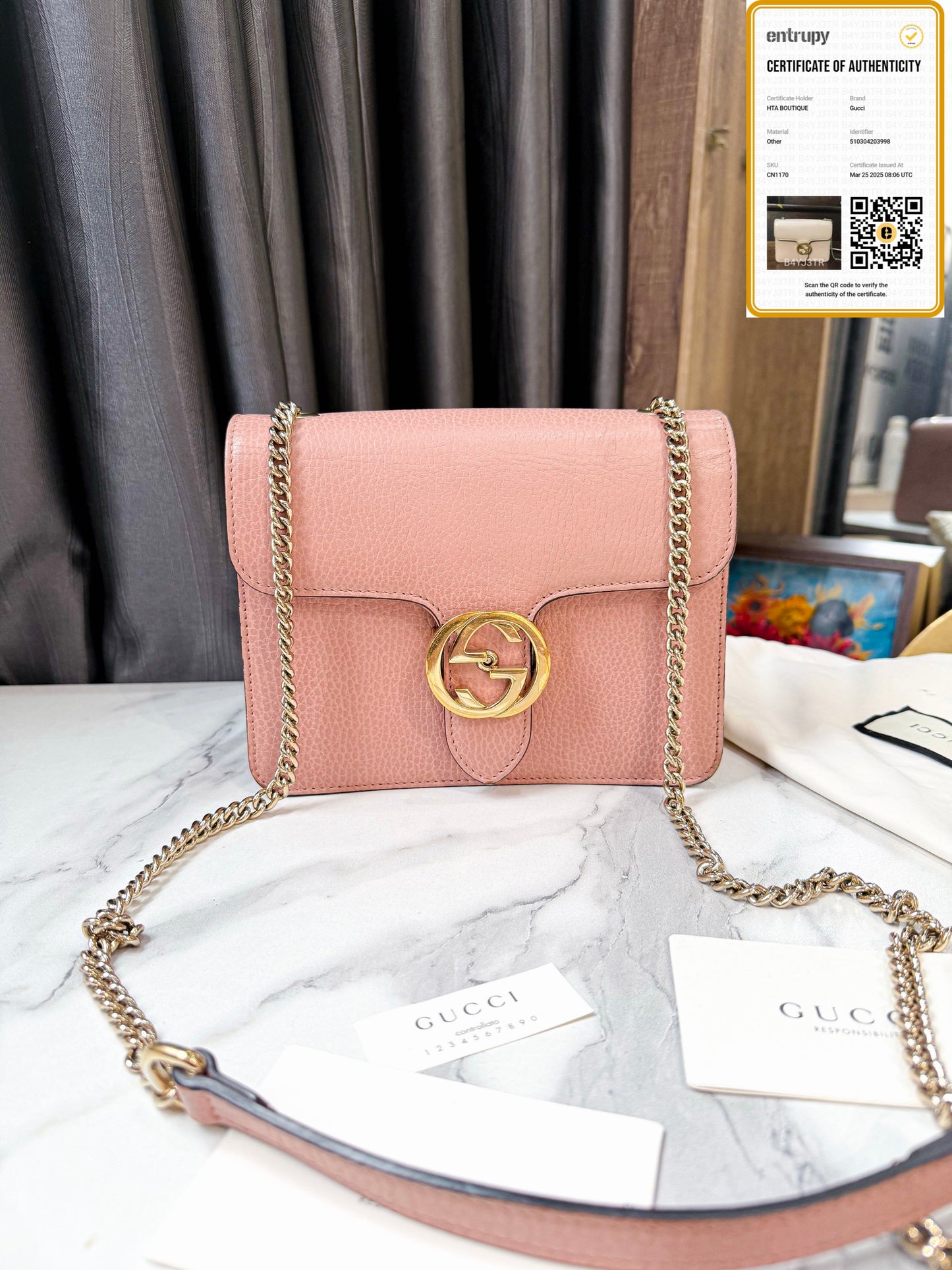 A Gucci Interlocking Hồng