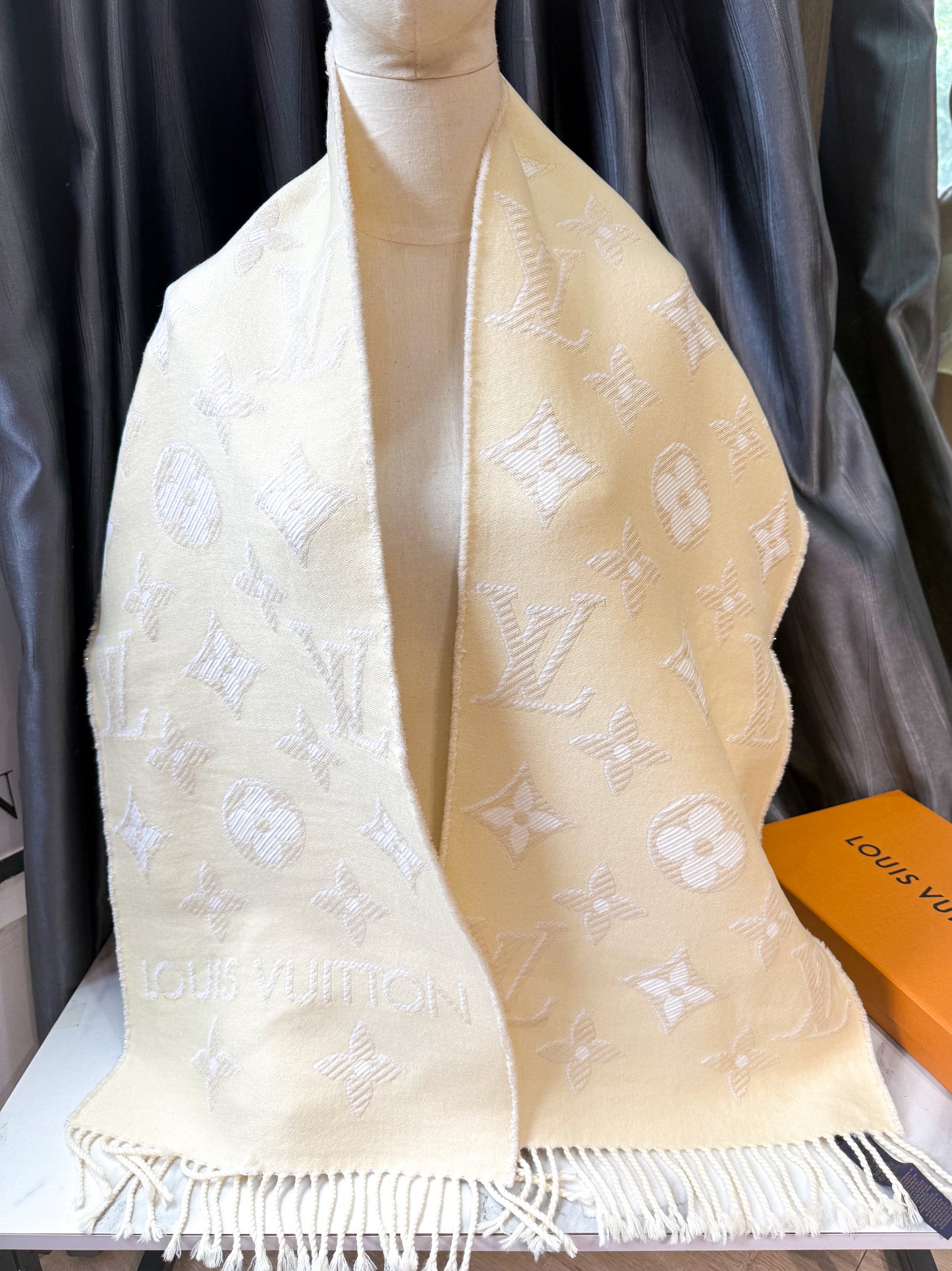 Khăn LV Len Ánh Kim