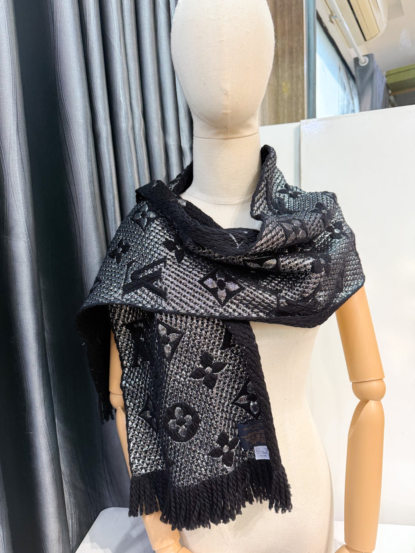 Khăn LV Len Đen Ánh Kim