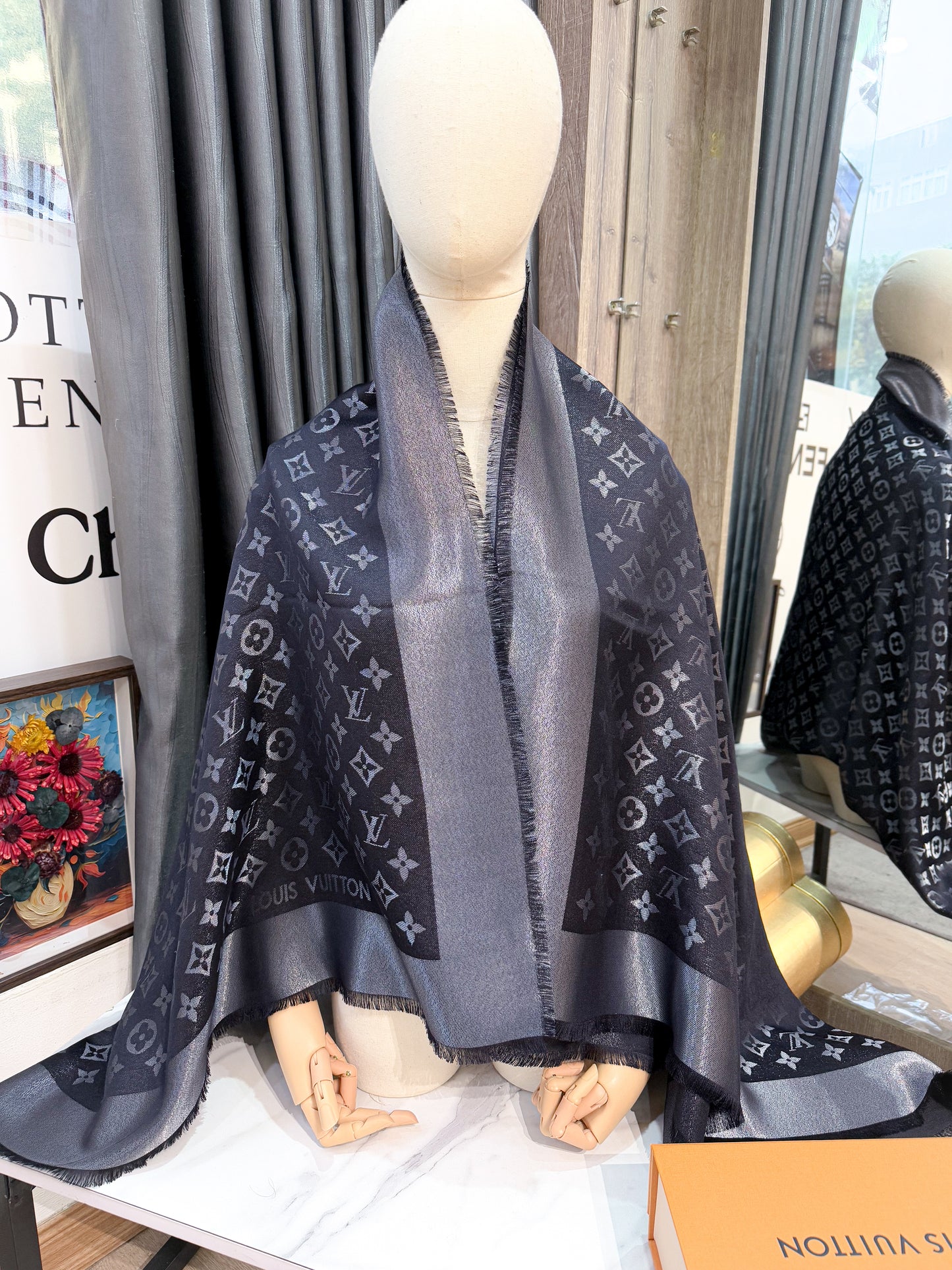 Khăn LV Ánh Kim Đen 28/2