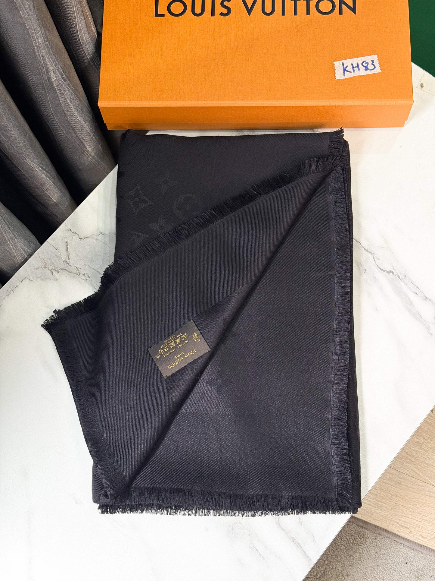 Khăn LV Đen KH83 17/12