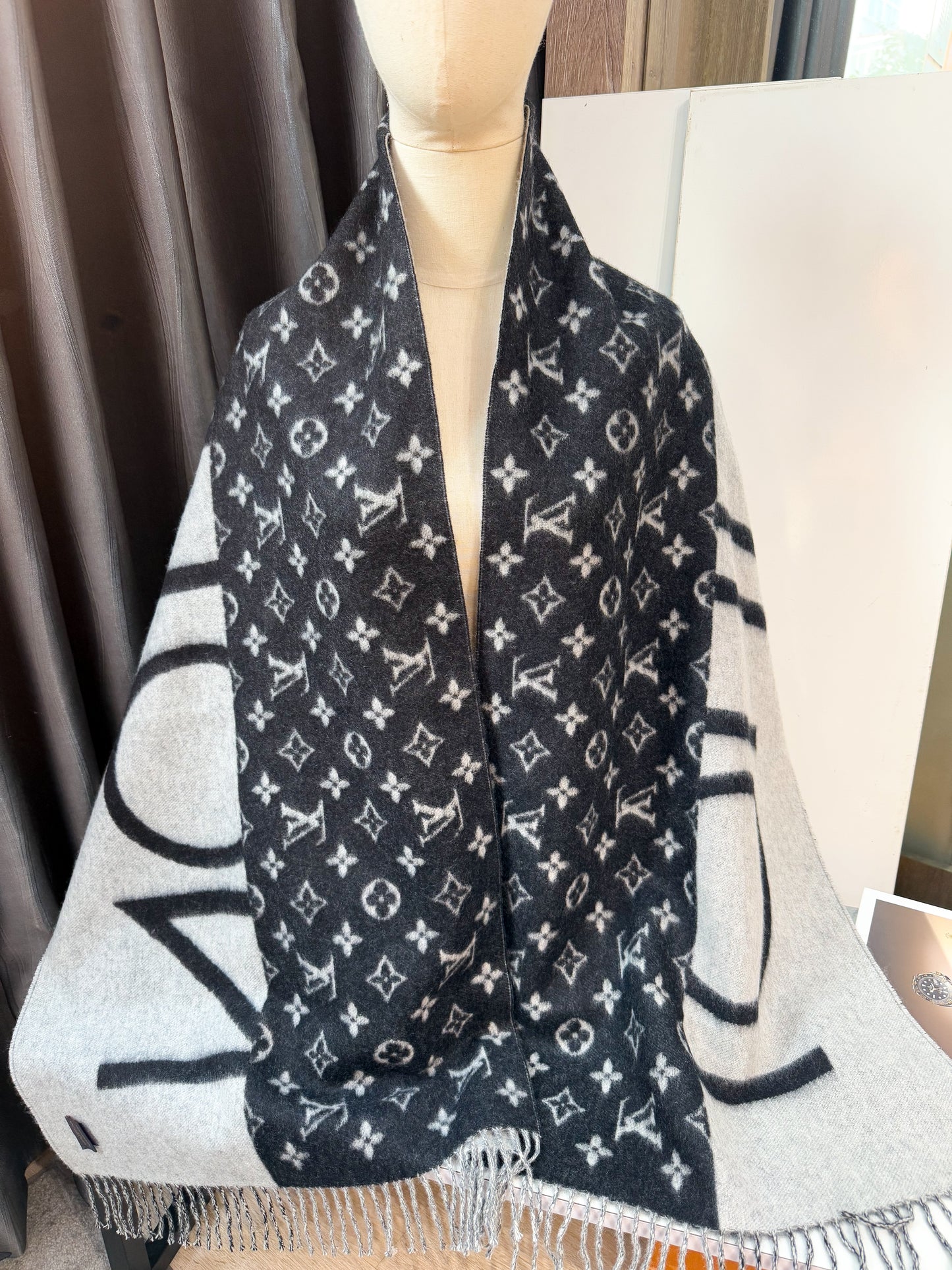 Khăn LV Cashmere Đen Ghi Logo