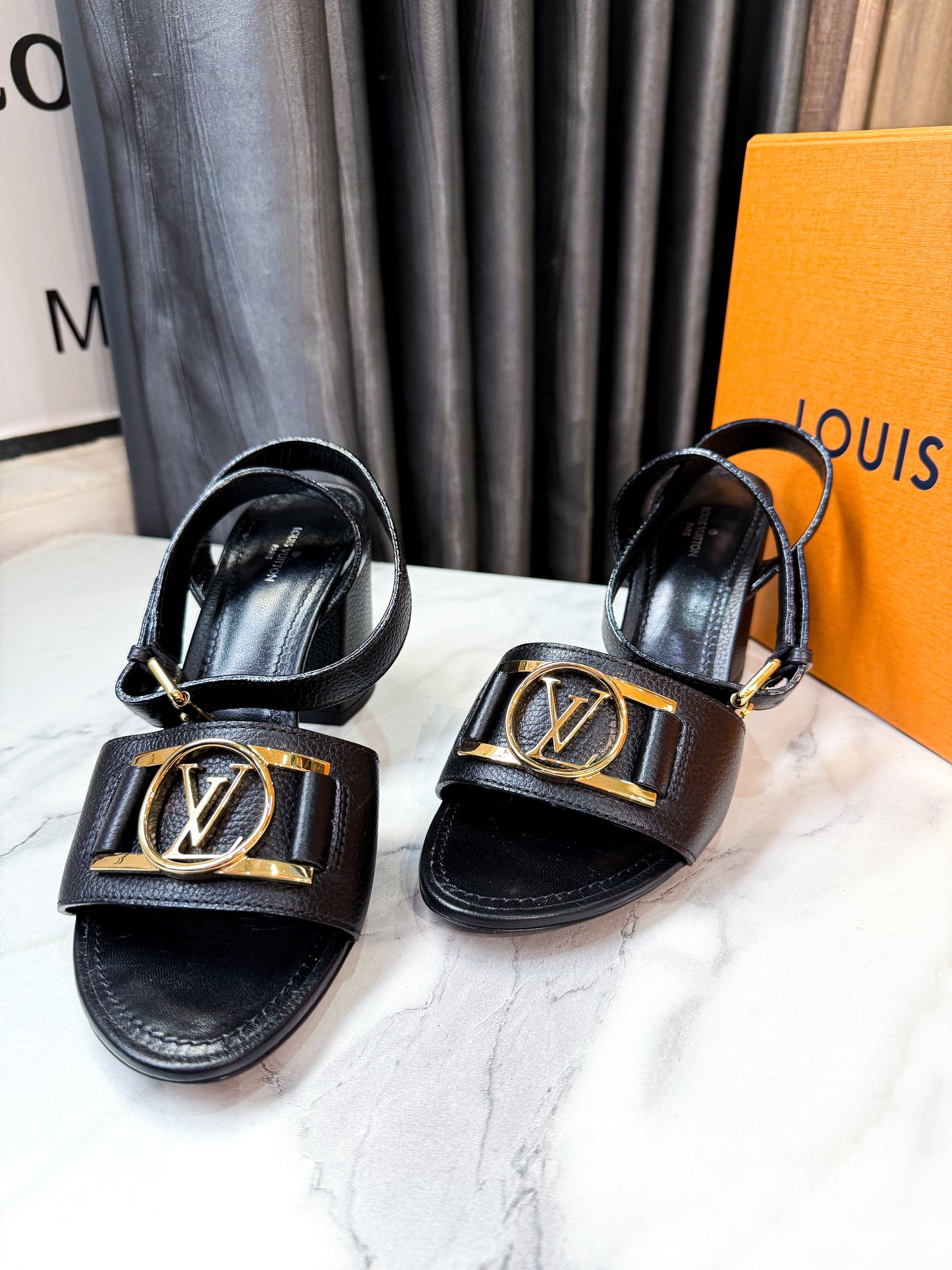 Sandal LV Da Bê Đen Size 39