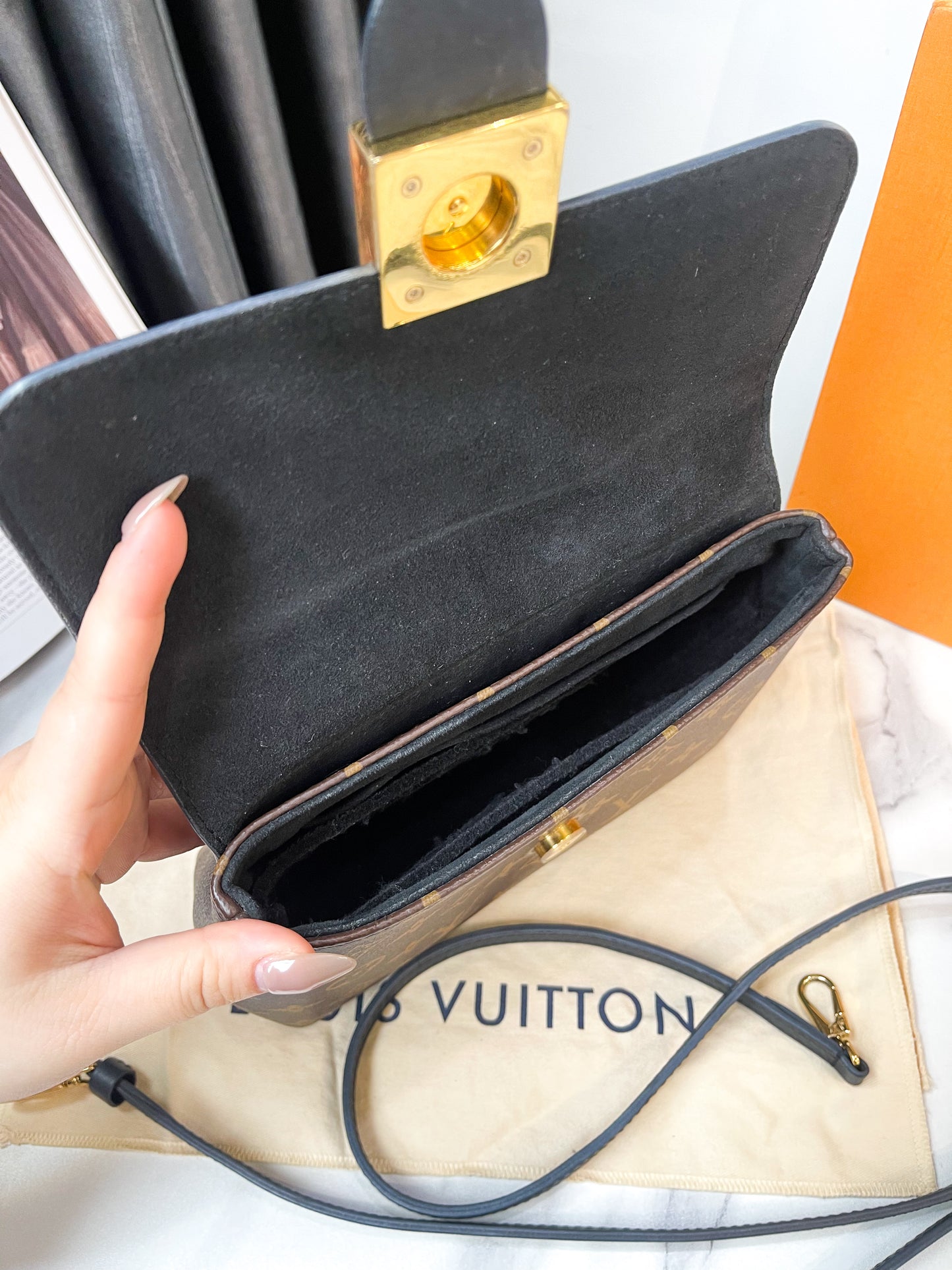 LV Locky Đen