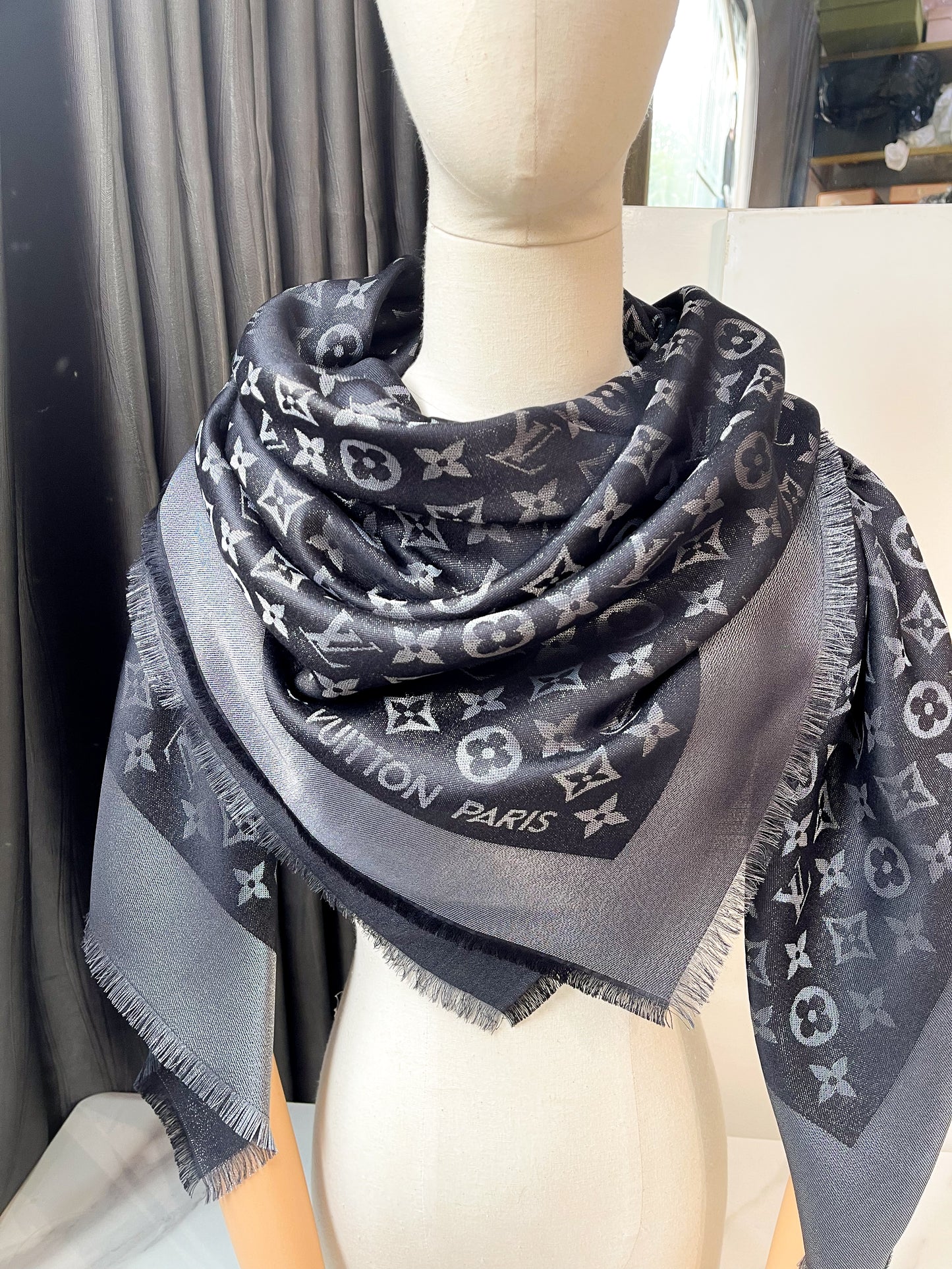 Khăn LV Ánh Kim Đen Ghi