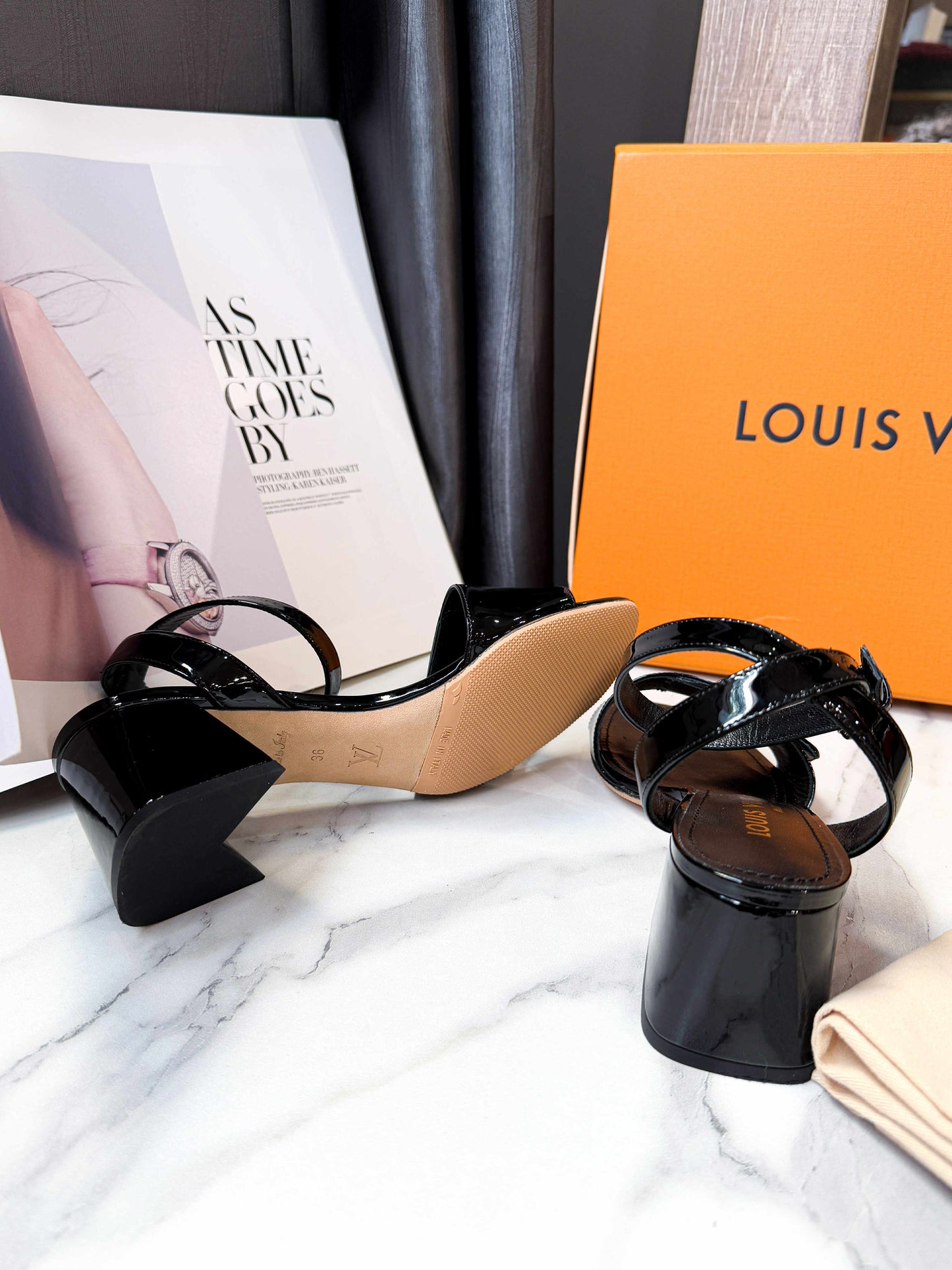Sandal LV Đen Da Bóng Size 36