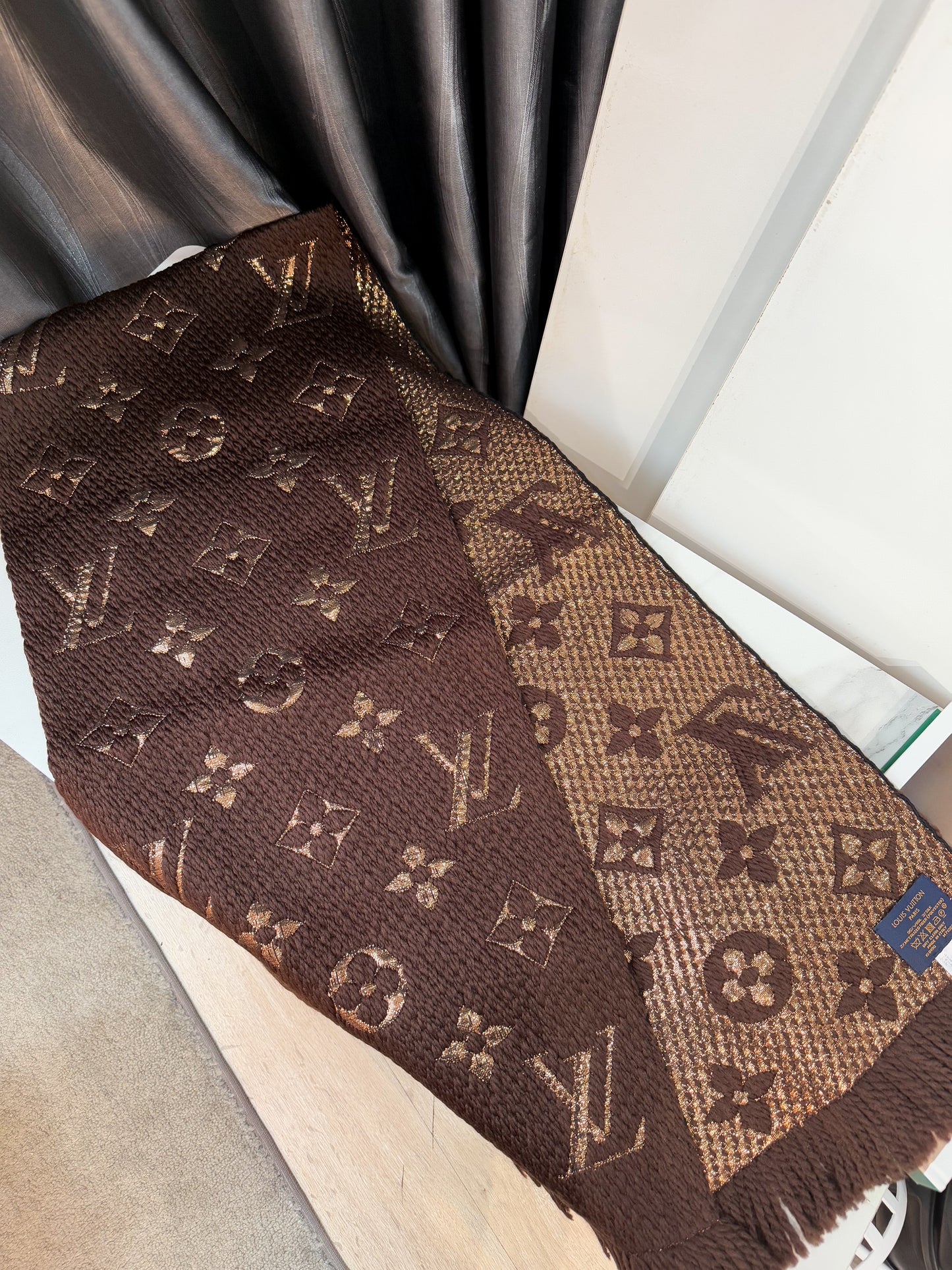 Khăn Len LV Nâu Ánh Kim