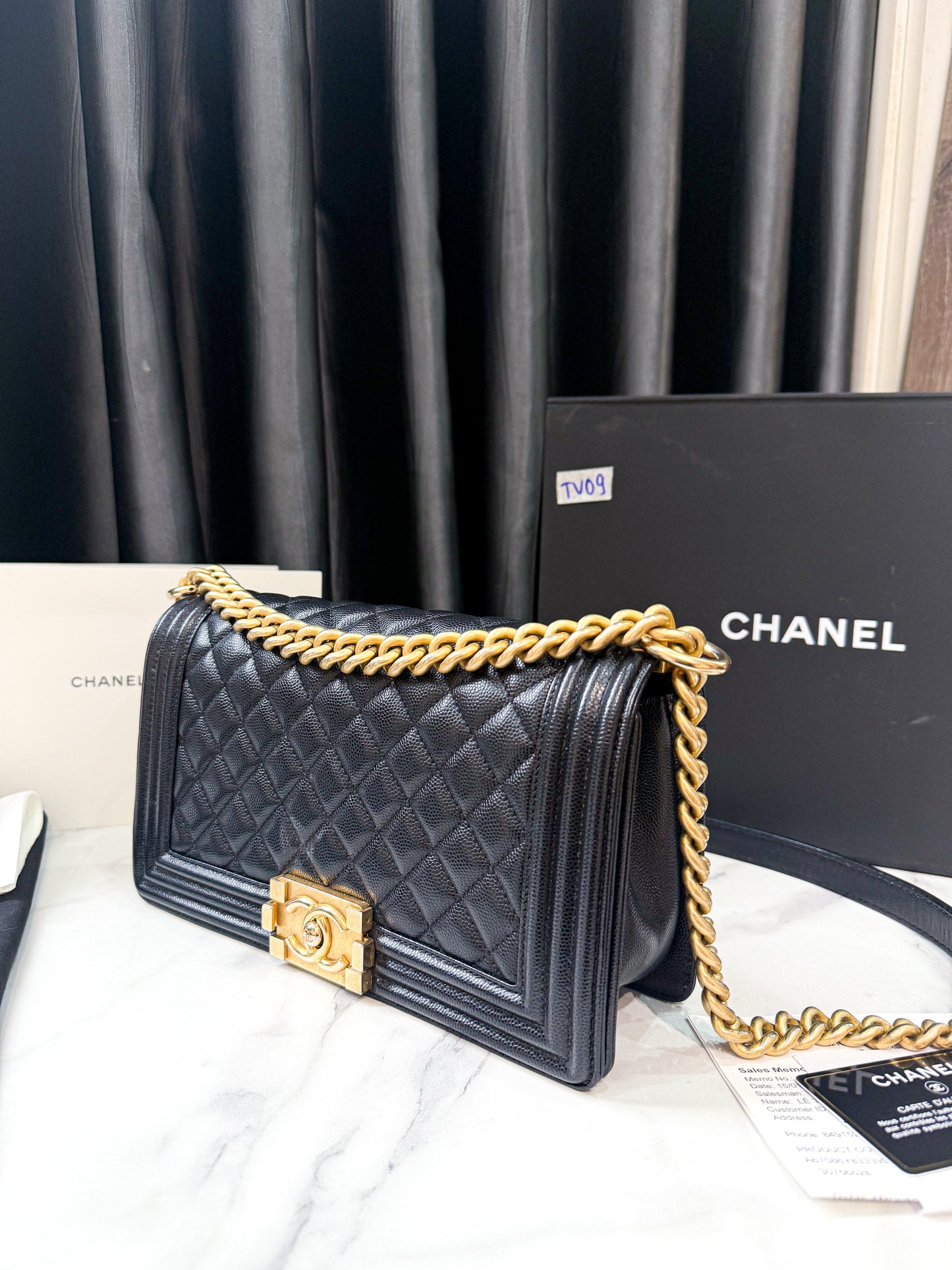 A A Chanel Boy Caviar Size M TV09