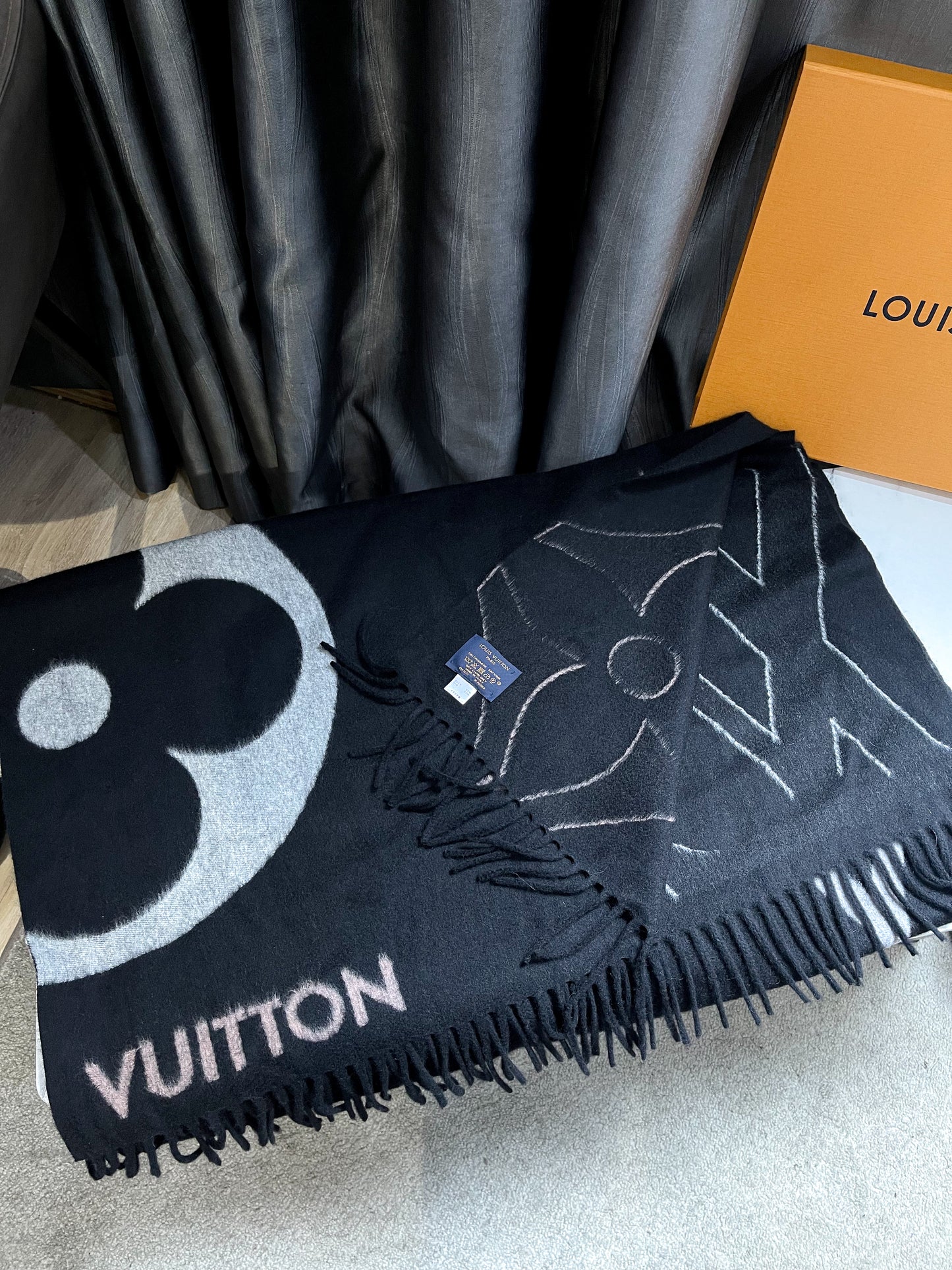 Khăn Choàng Cashmere LV