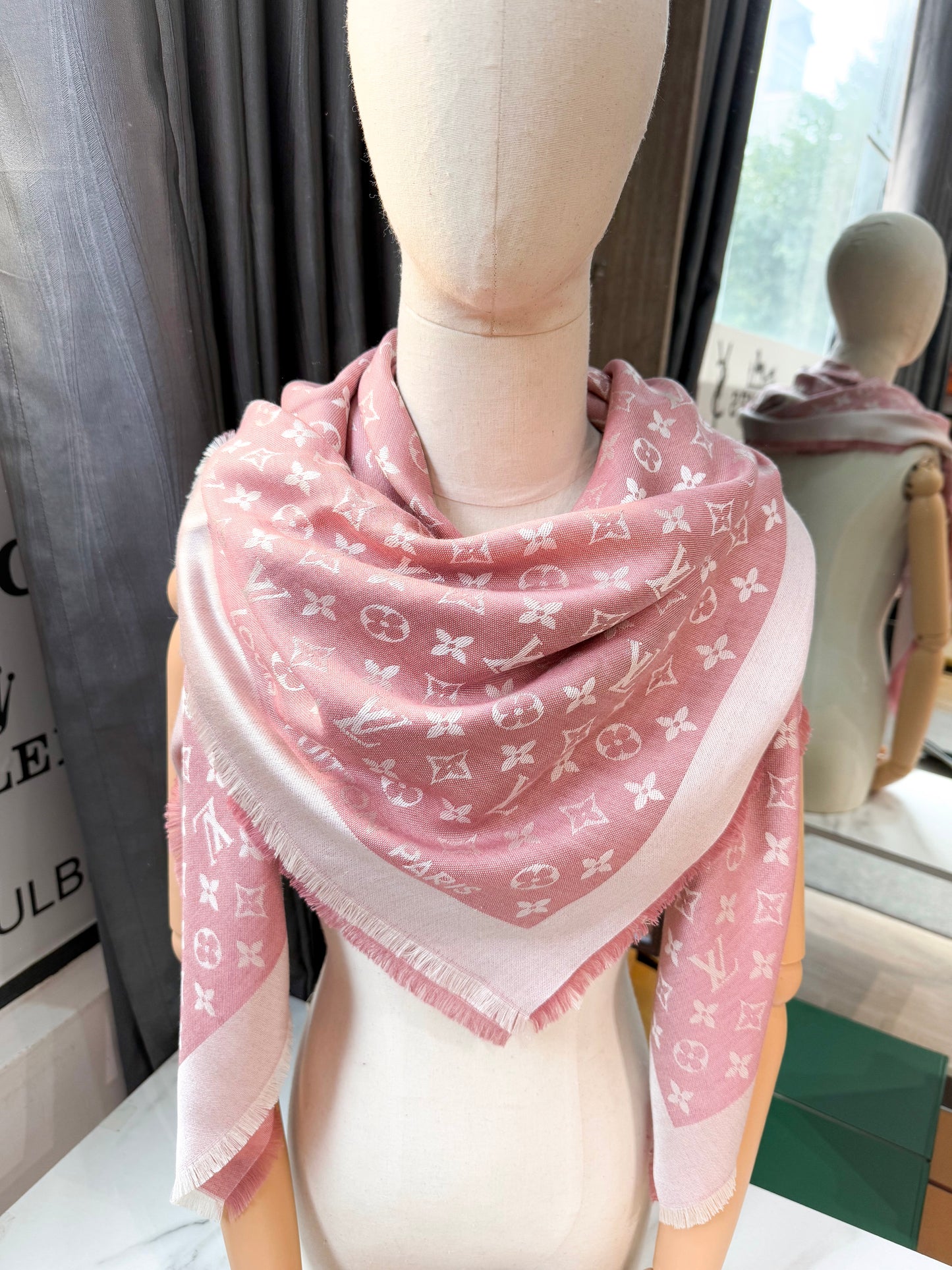 Khăn LV Denim Hồng