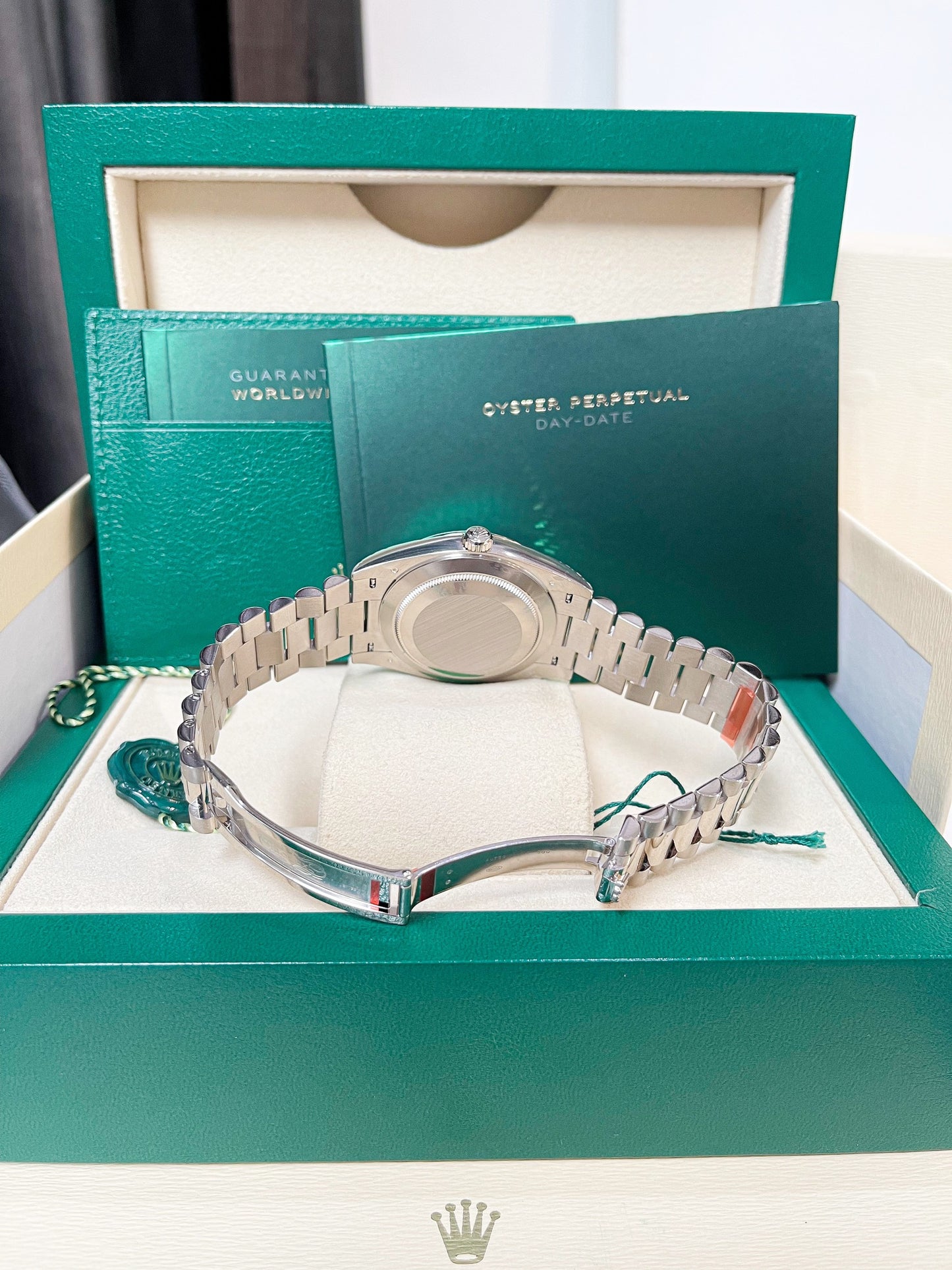 Đồng Hồ Rolex Day-Date 228239 White Gold Olive Green Dial