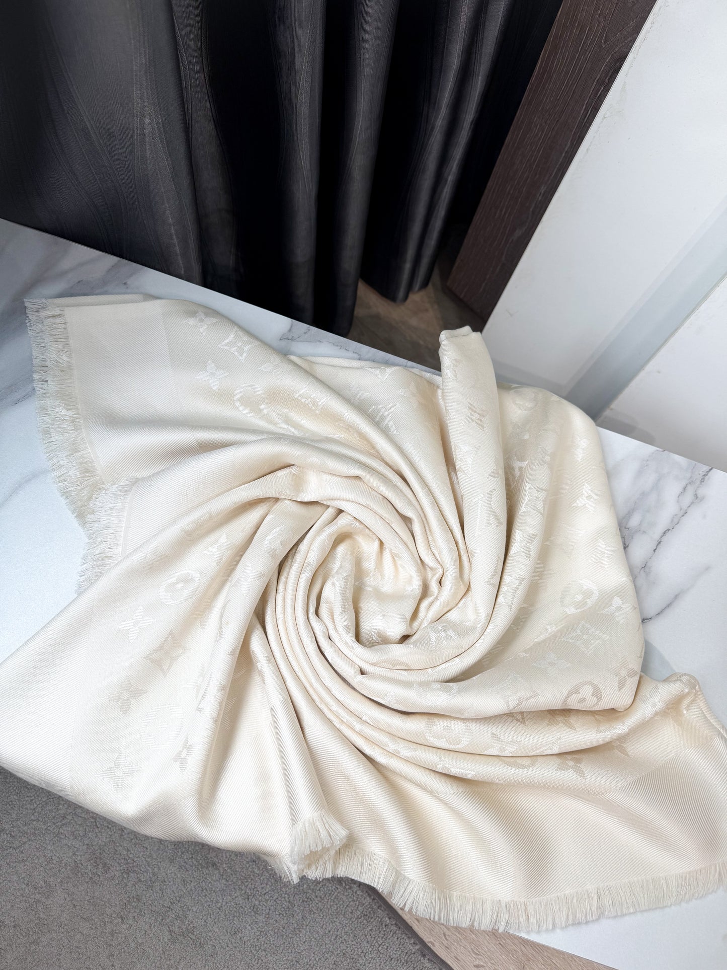 Khăn LV Trắng Khổ 140x140