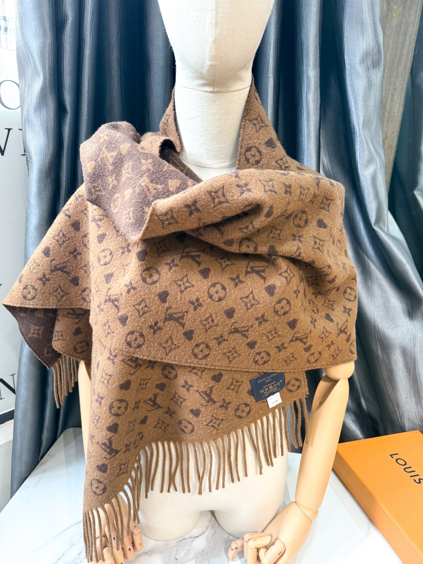 Khăn LV Cashmere Nâu Logo Nhỏ