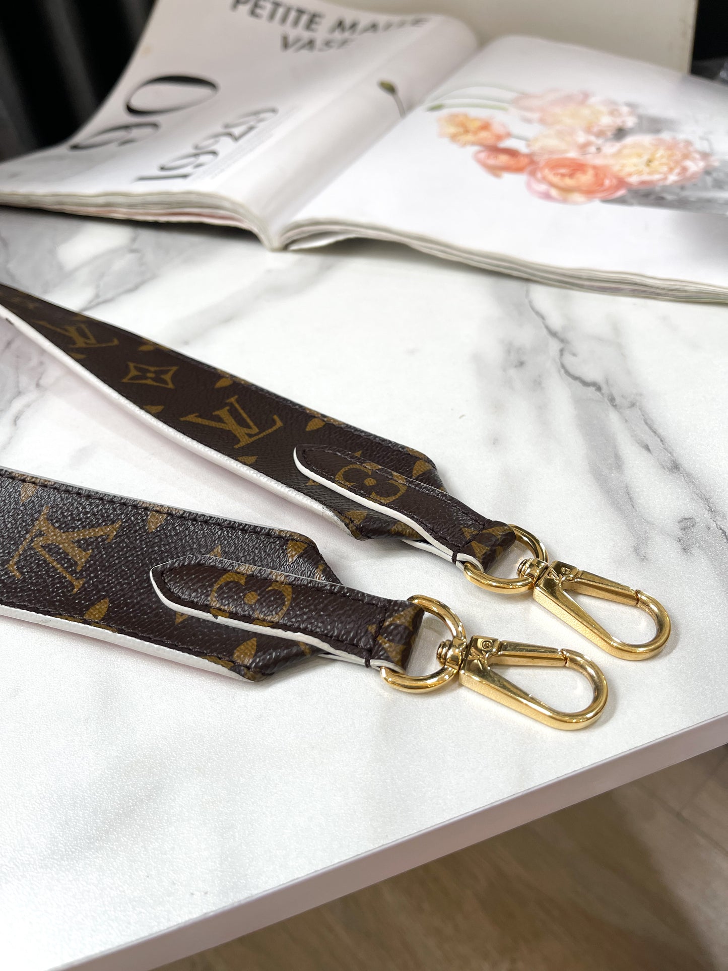 Strap LV Bản To Mono Lòng Đỏ