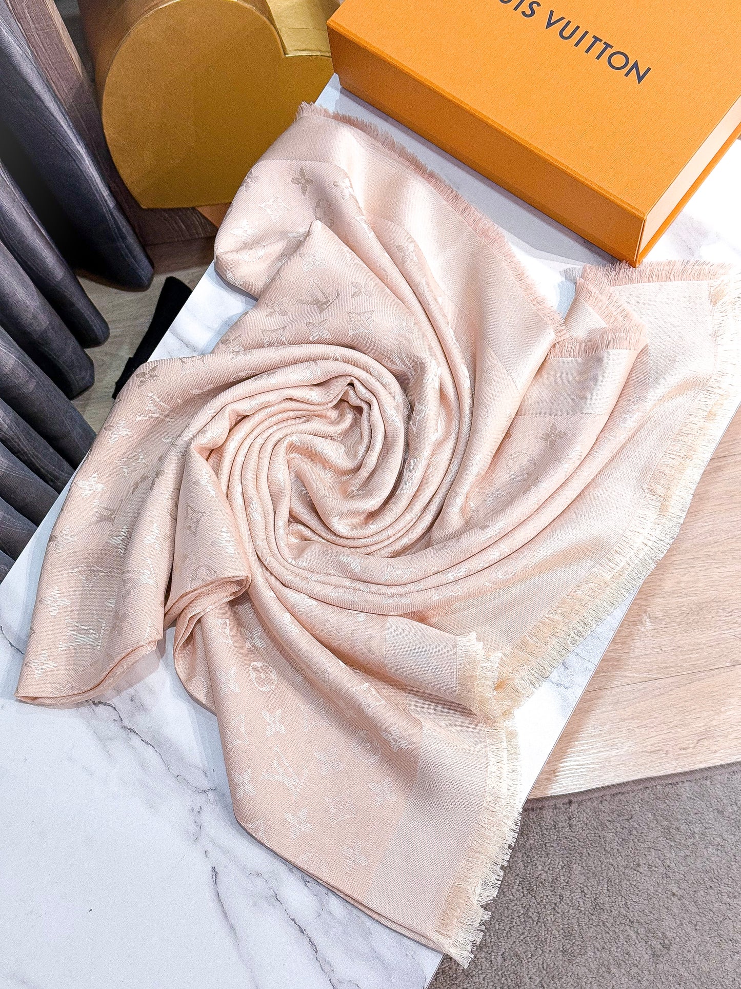 Khăn LV Hồng 17-2