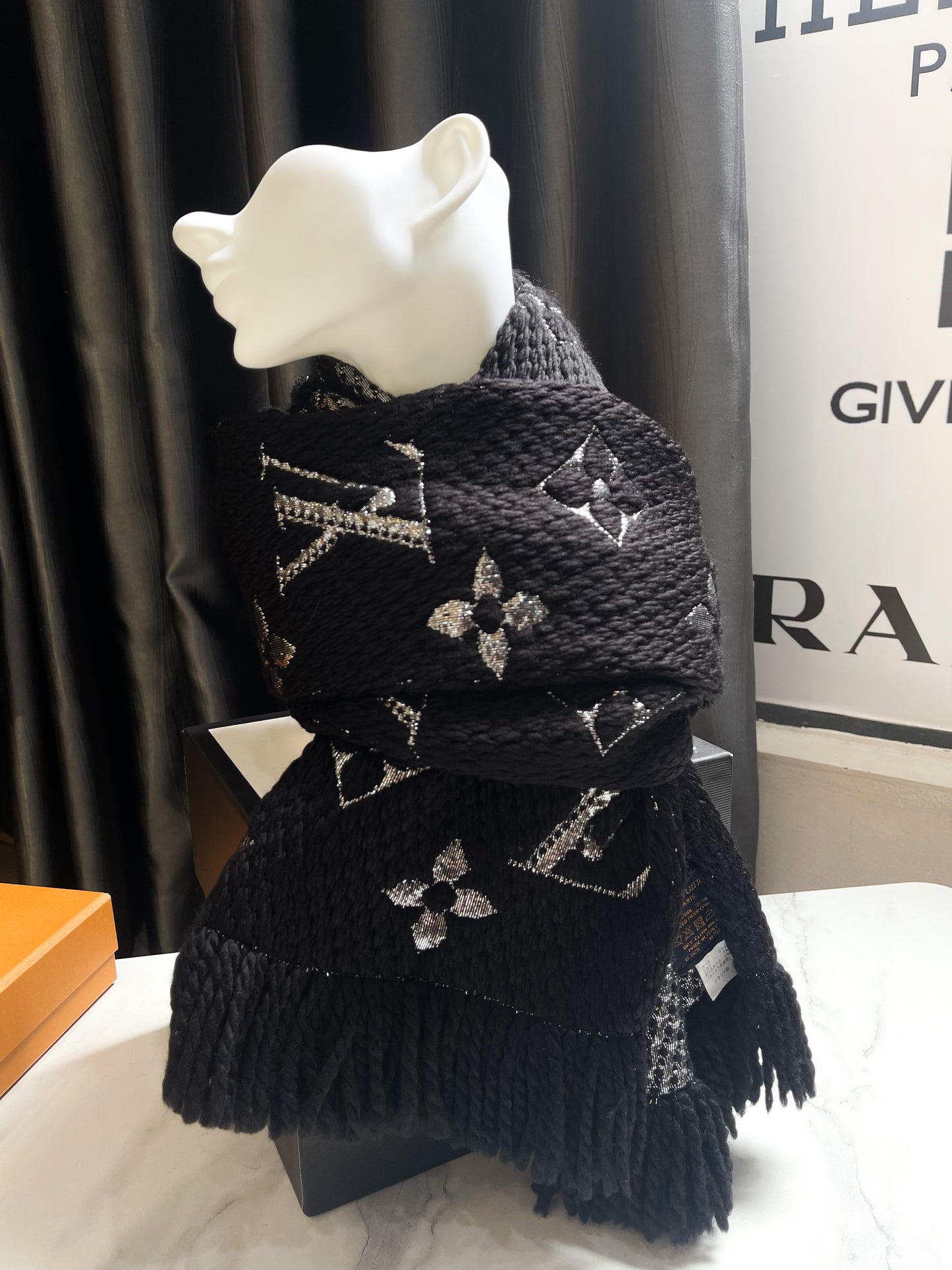 Khăn Len Ánh Kim Đen LV