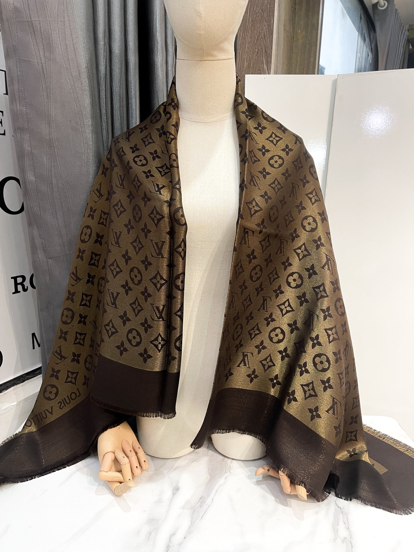 Khăn LV Nâu Ánh Kim