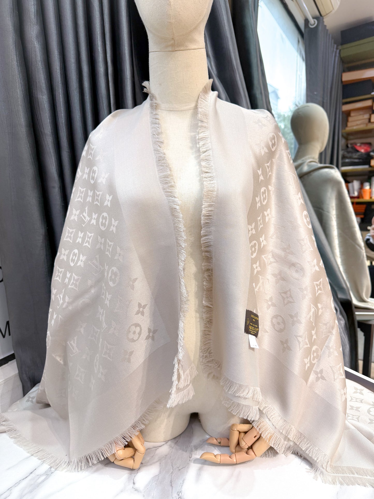 Khăn LV Ghi Bạc Khổ 140x140