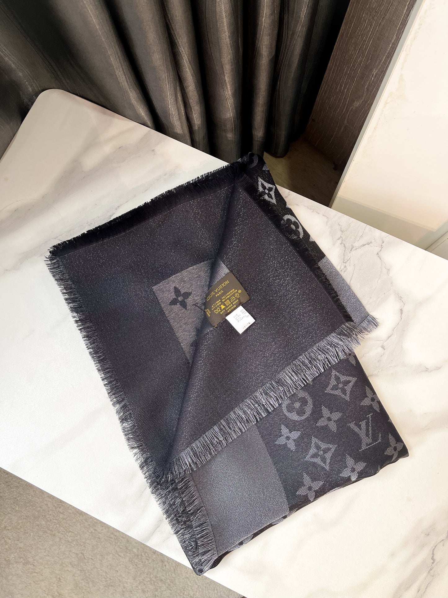 Khăn LV Ánh Kim Đen Ghi