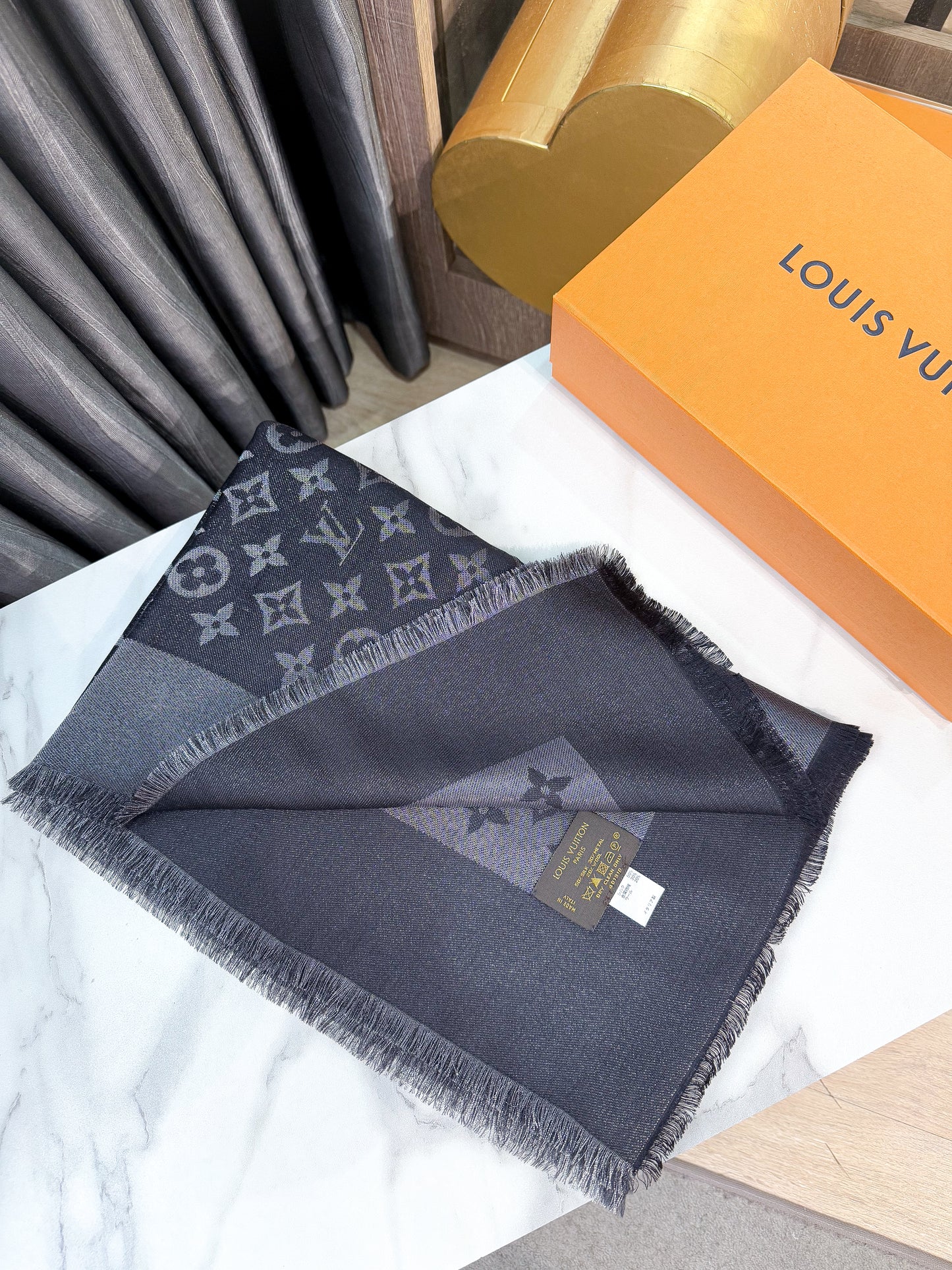 Khăn LV Ánh Kim Đen Ghi