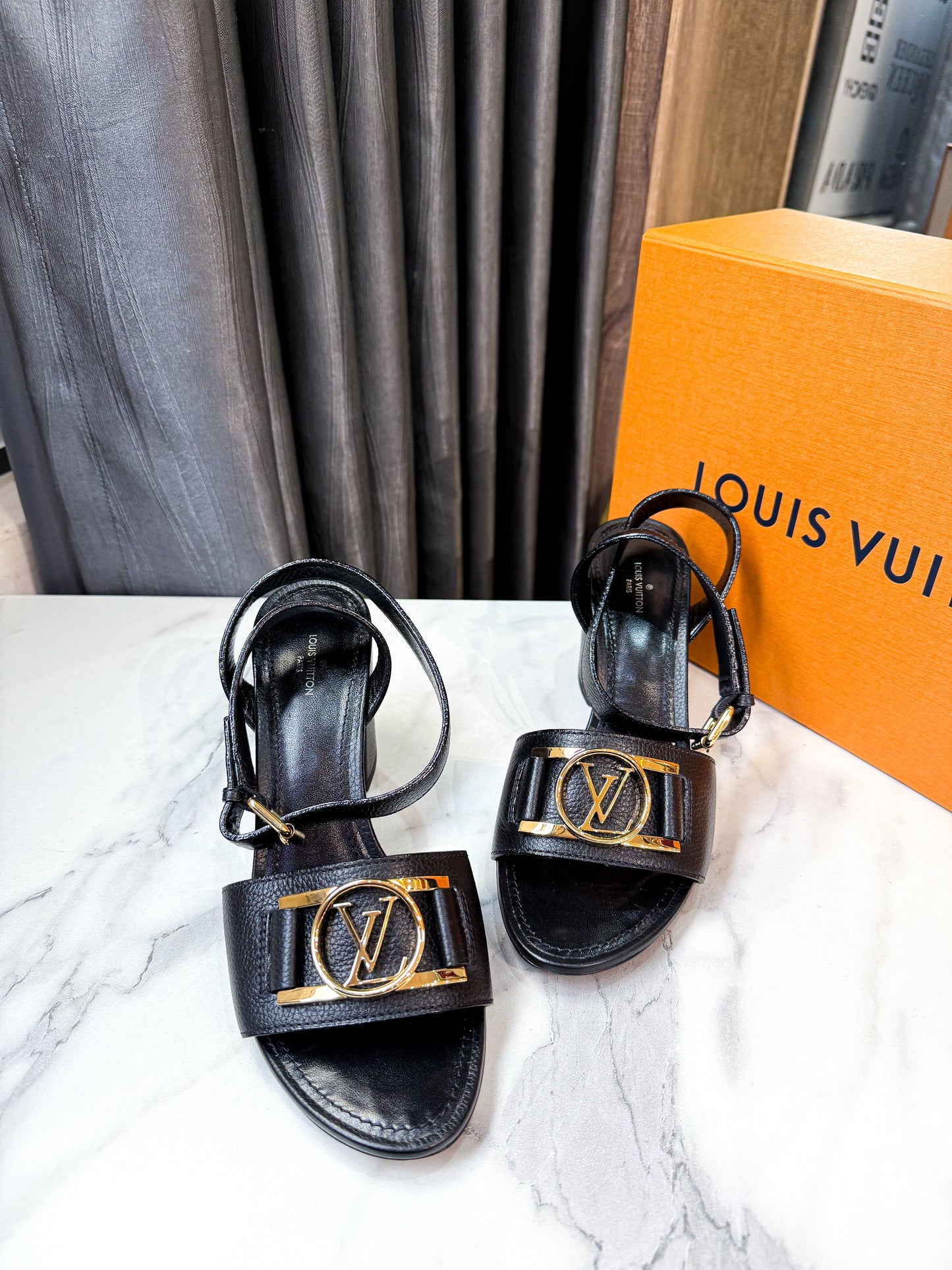 Sandal LV Da Bê Đen Size 39