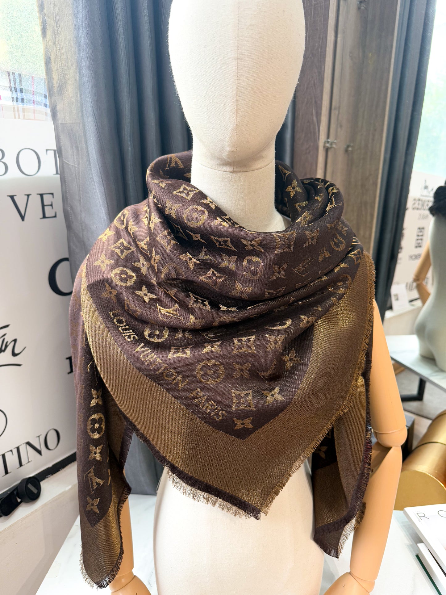 Khăn LV Nâu Ánh Kim 5/3