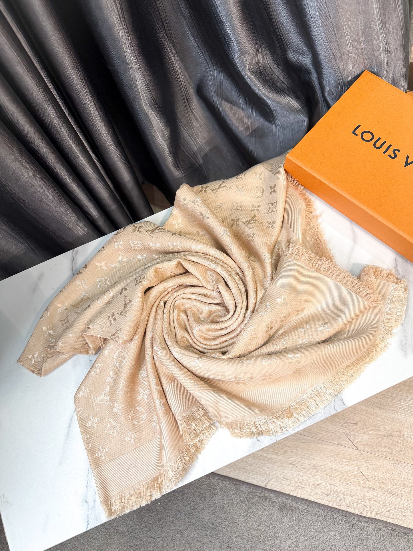 Khăn LV Begie Nâu