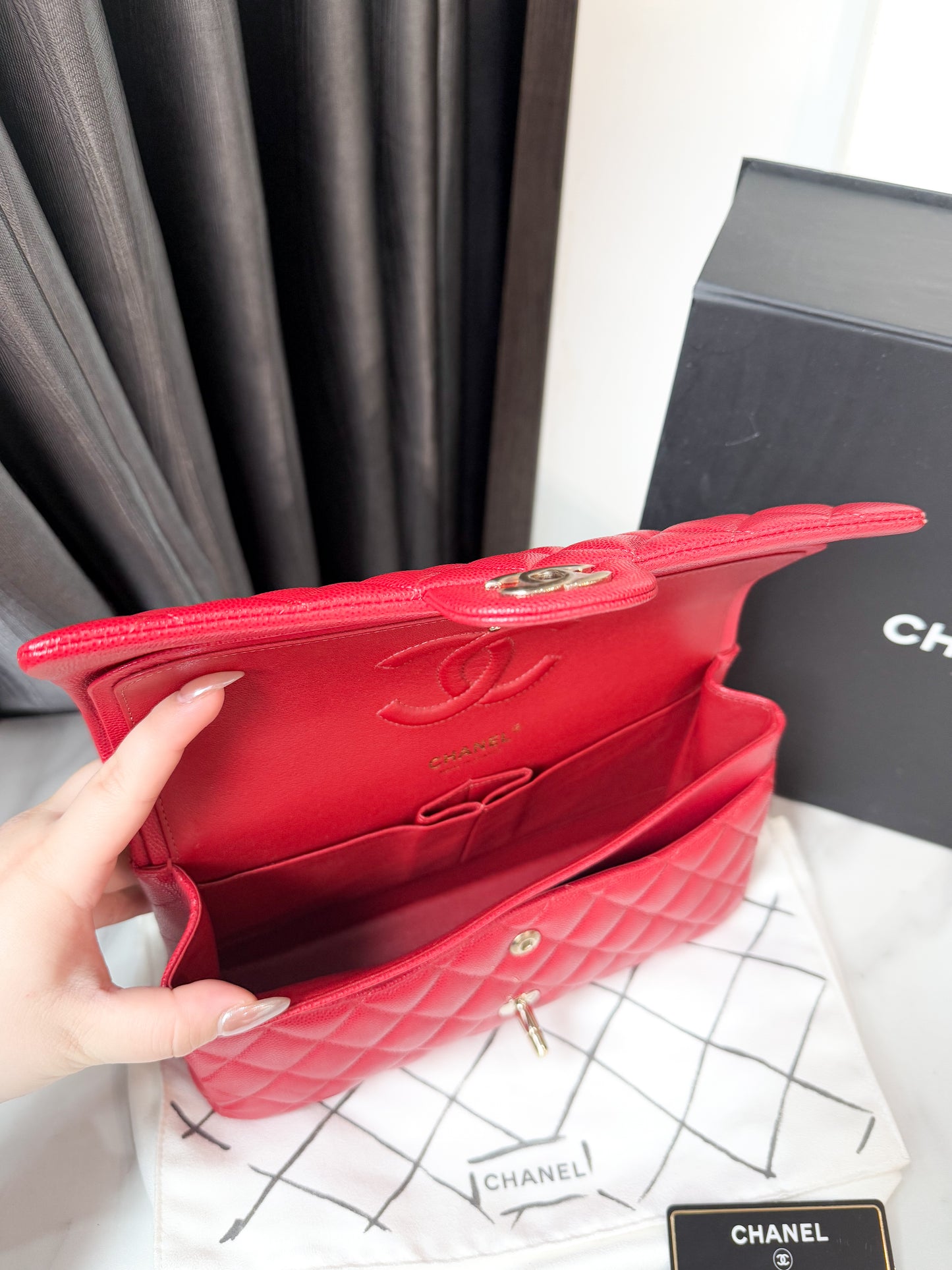 Chanel Classic Caviar Size M