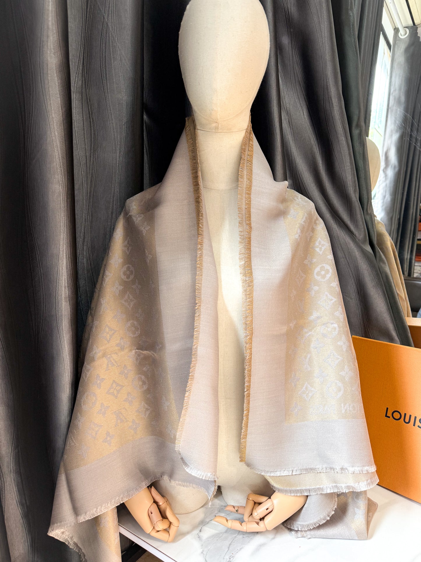 Khăn LV Ghi Ánh Kim Vàng