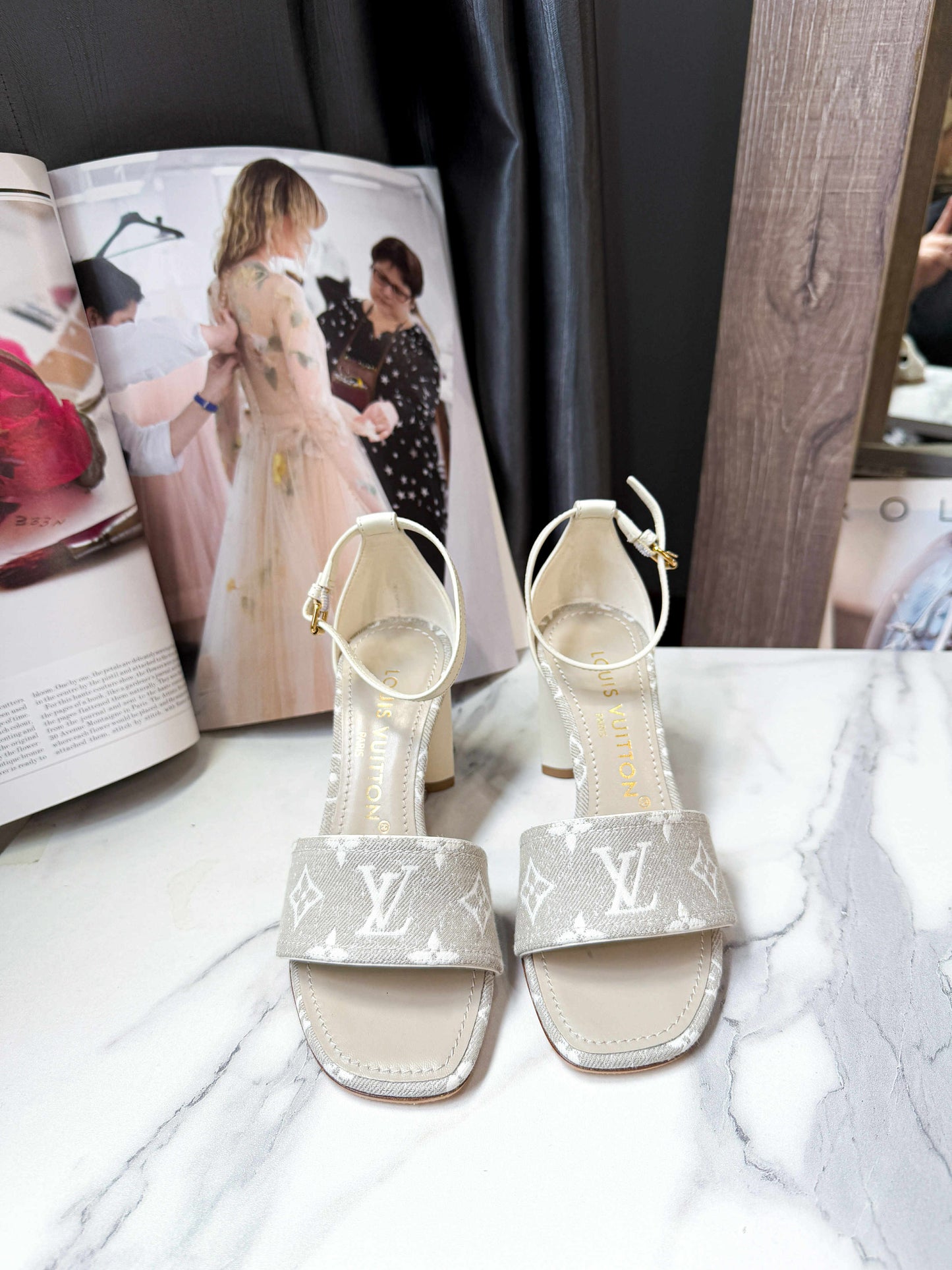 Sandal LV Logo Ghi Be