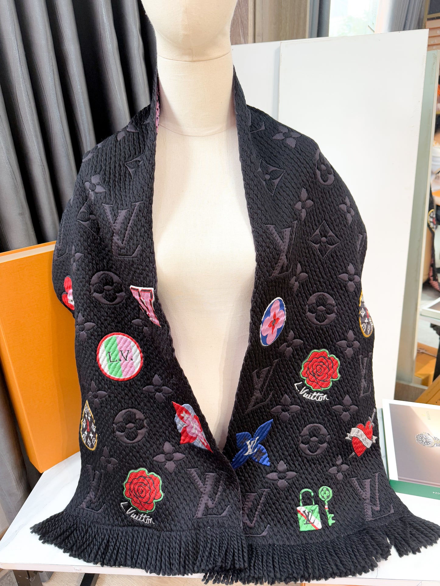 Khăn LV Len Rainbow Charm