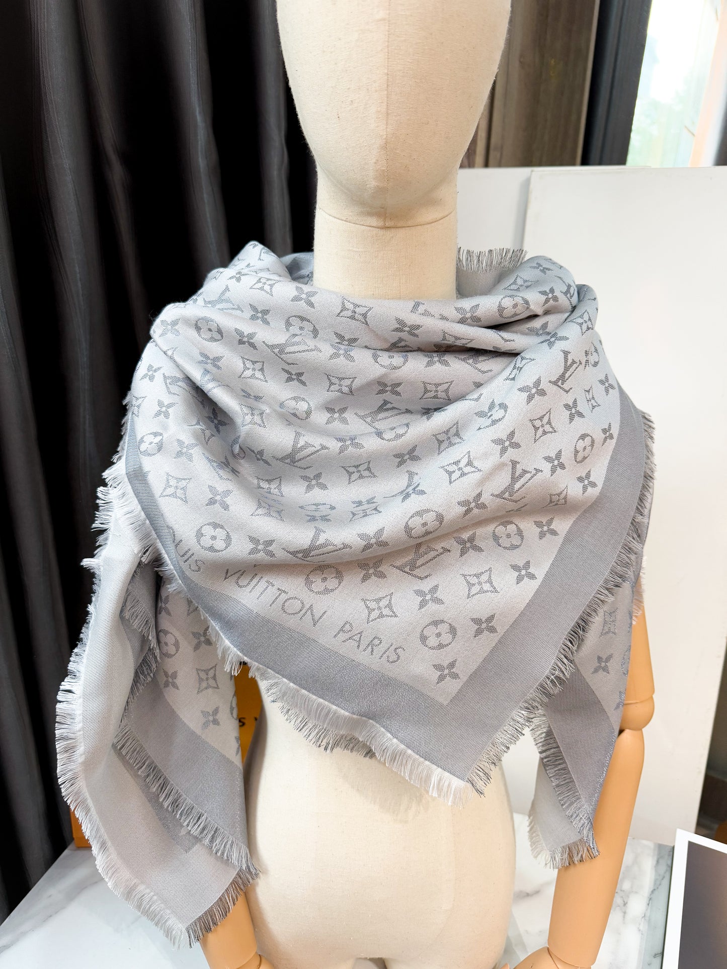 Khăn LV Ánh Kim Ghi