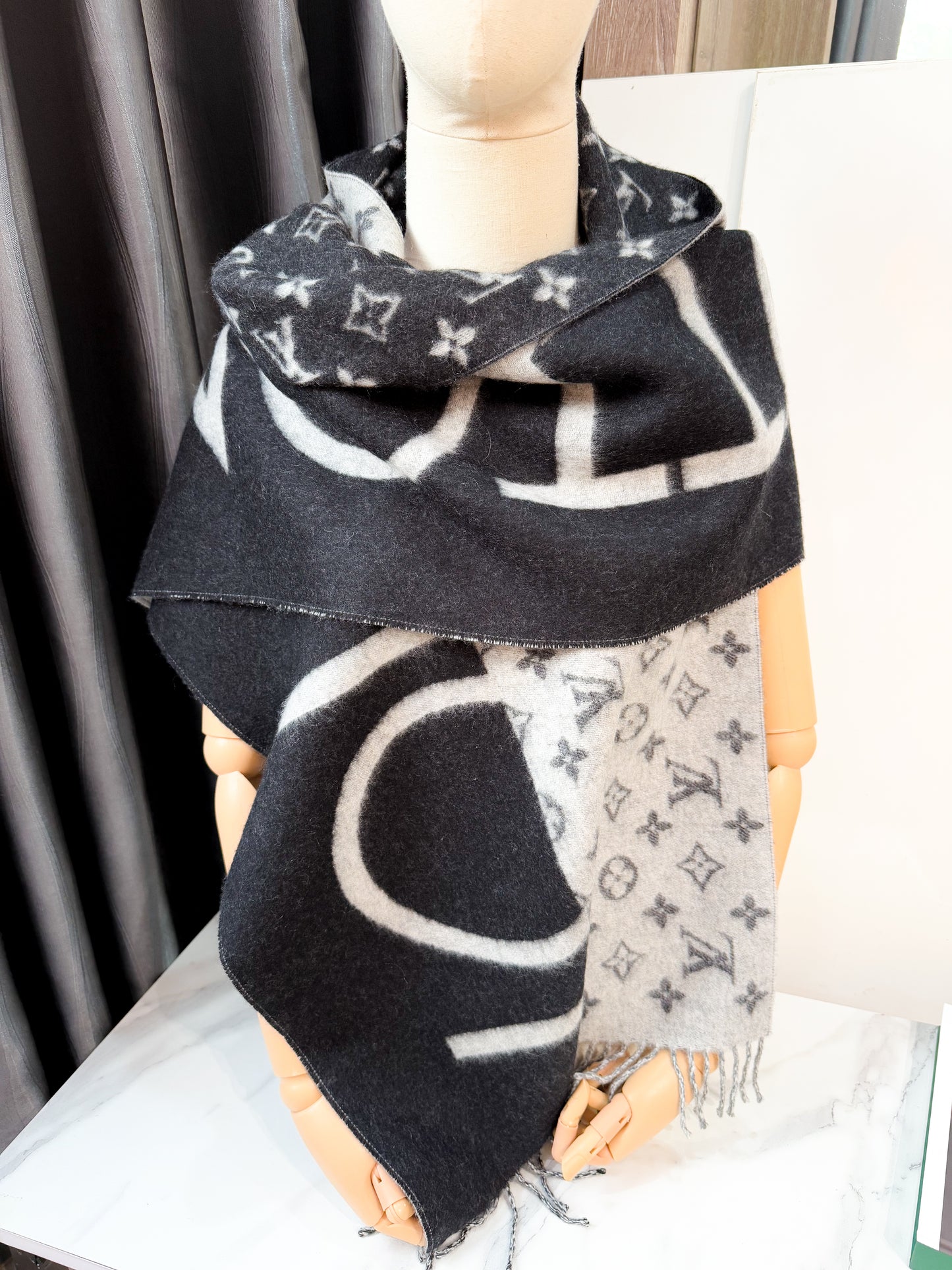 Khăn LV Cashmere Đen Ghi Logo