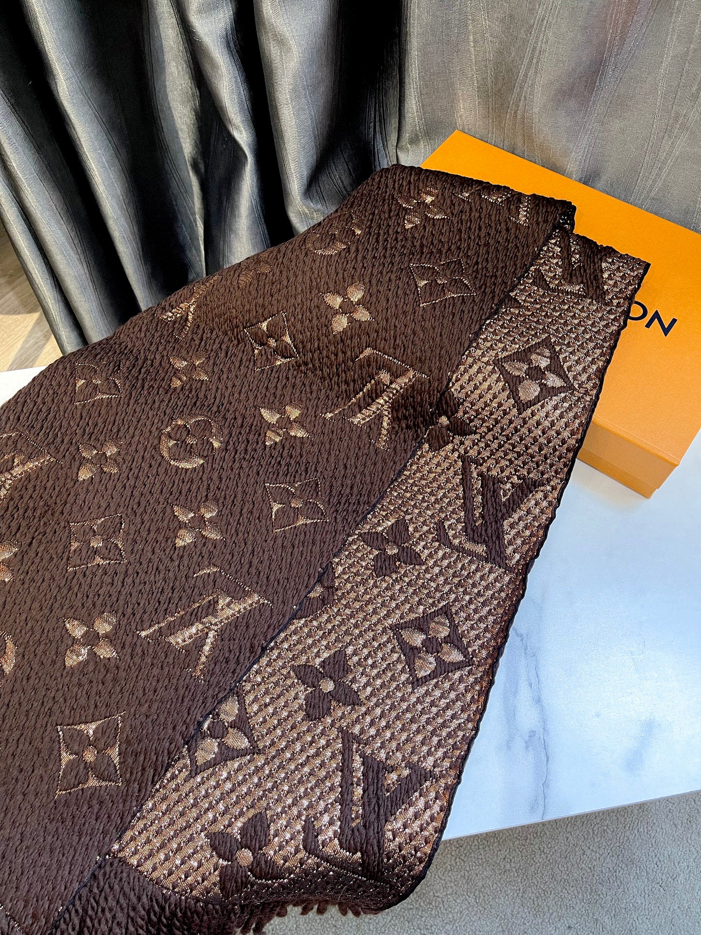 Khăn LV Len Ánh Kim Nâu