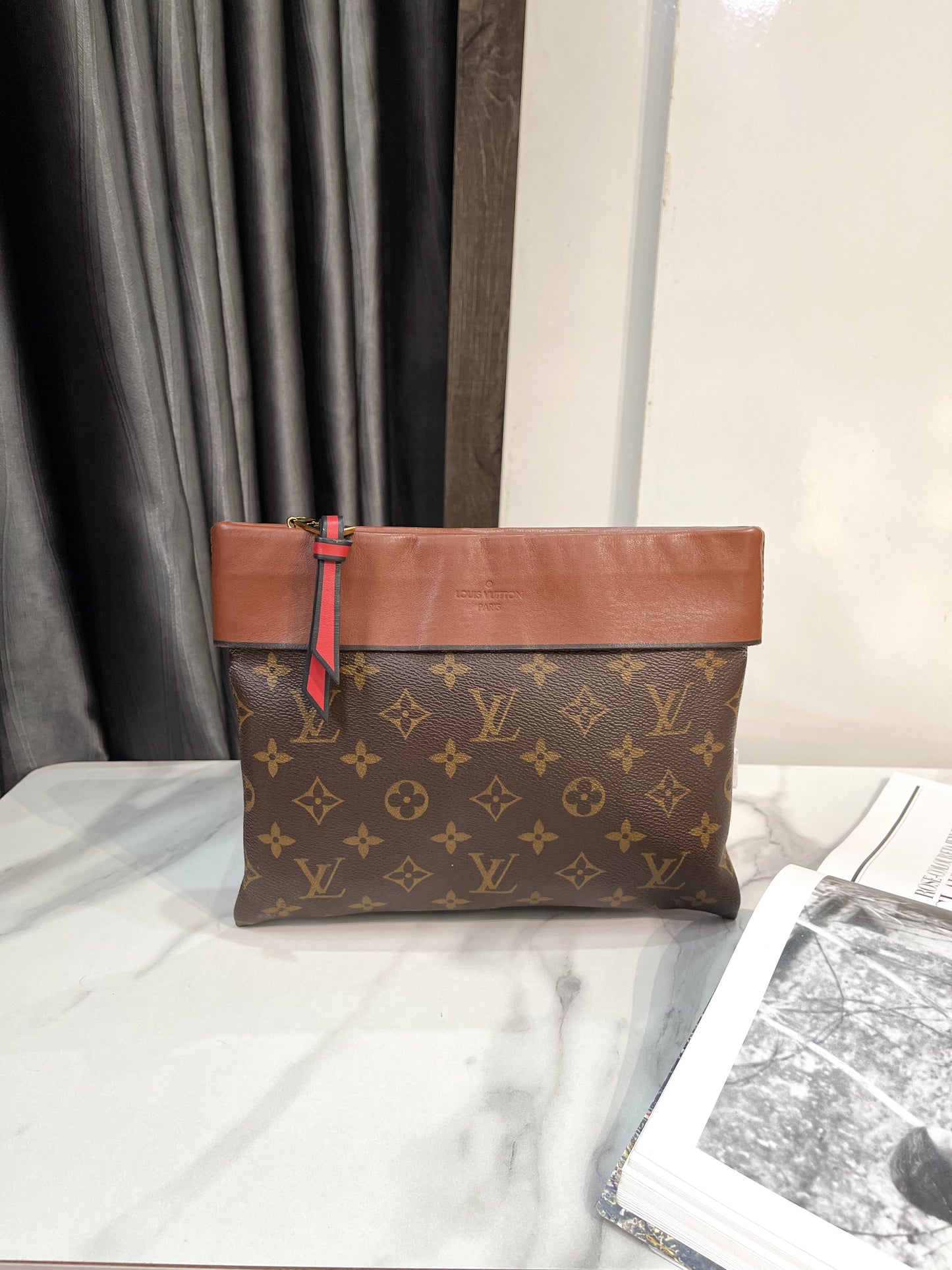 Pouch LV Mono Miệng Nâu